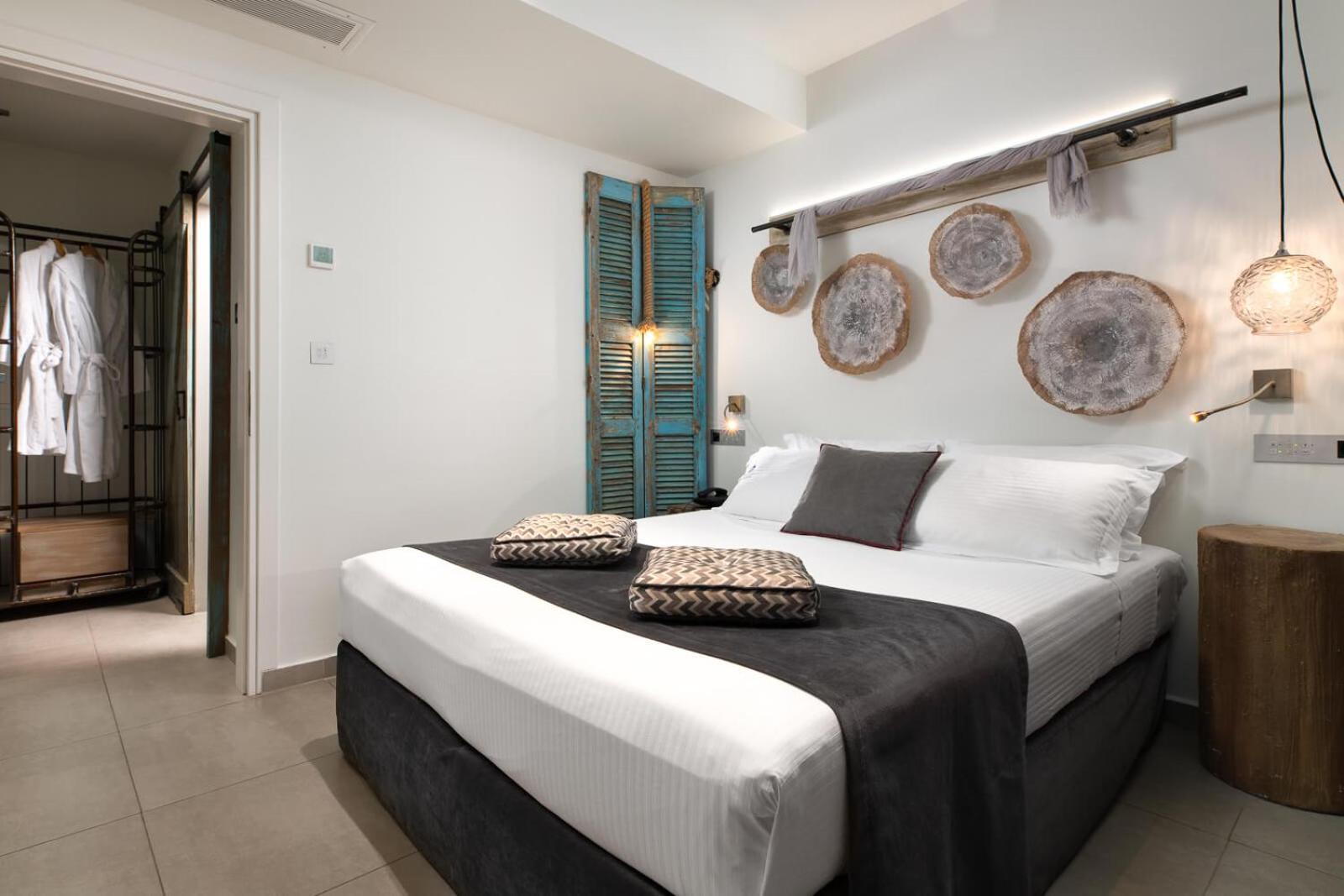 Queen Suite with Private Outdoor Hot Tub - Iviskos