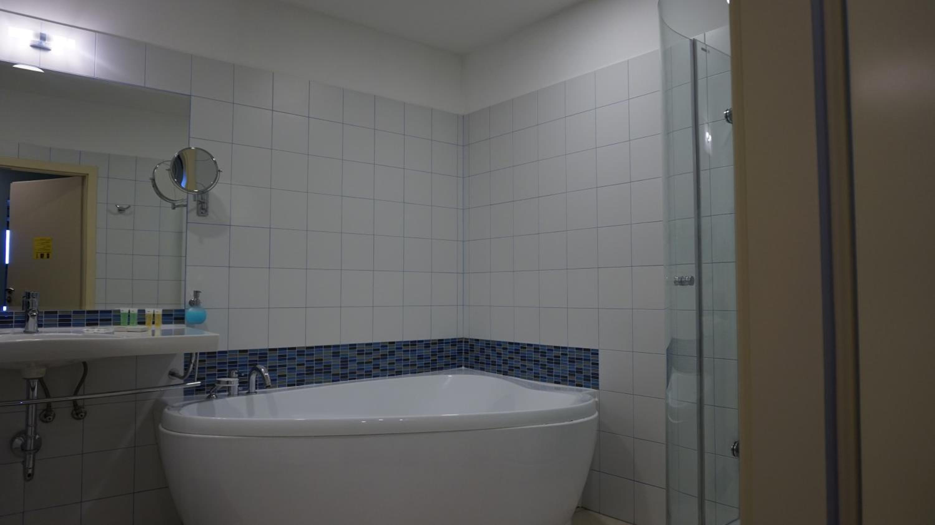 Large Comfort Double Room - Photo 8