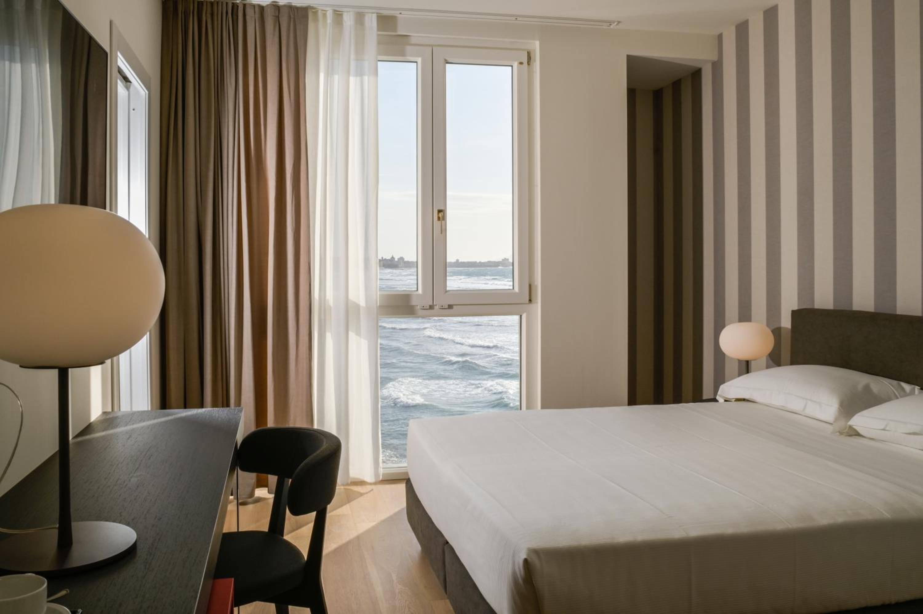 Double or Twin Room with Sea View - Photo 6