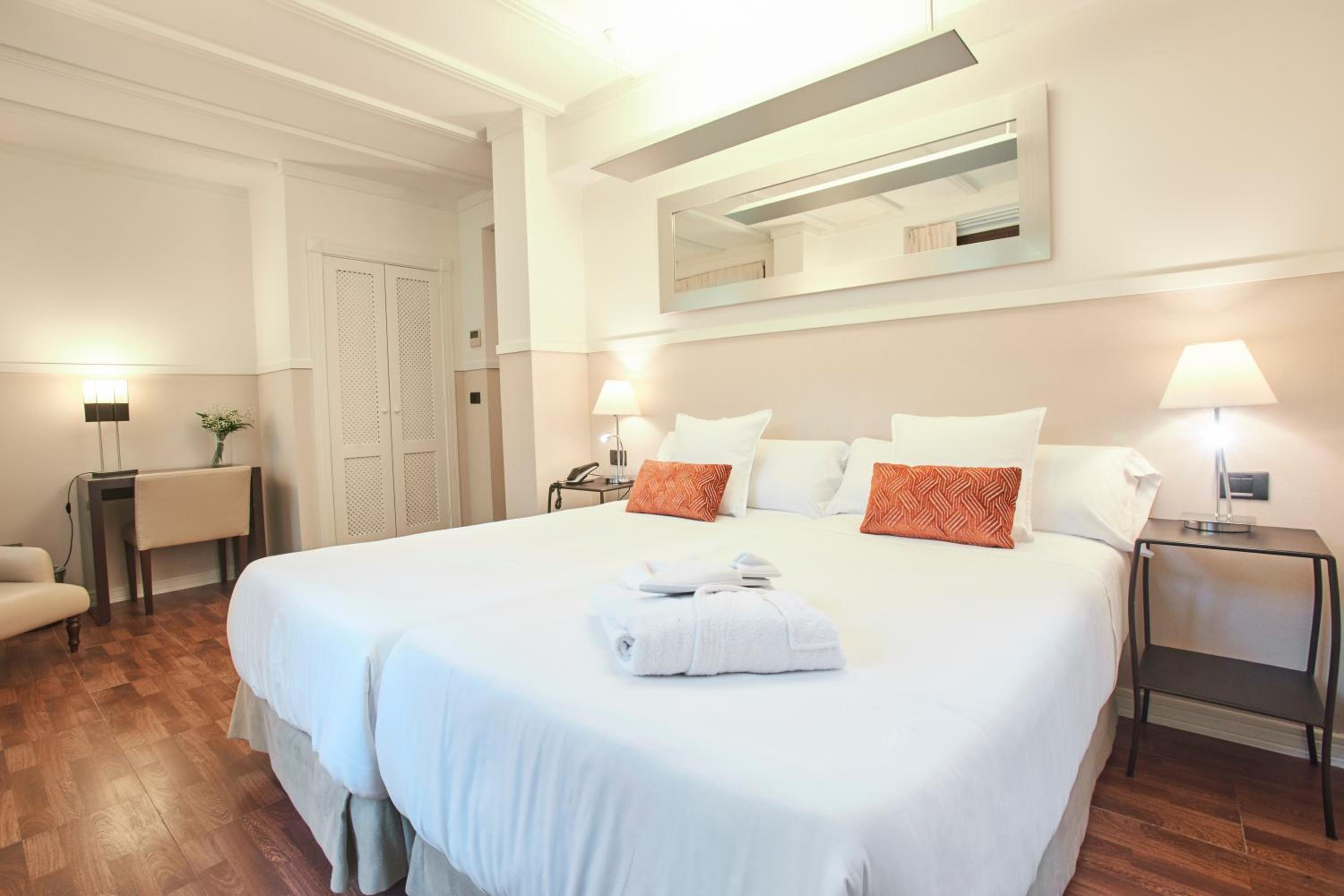 Double or Twin Room - Photo 2