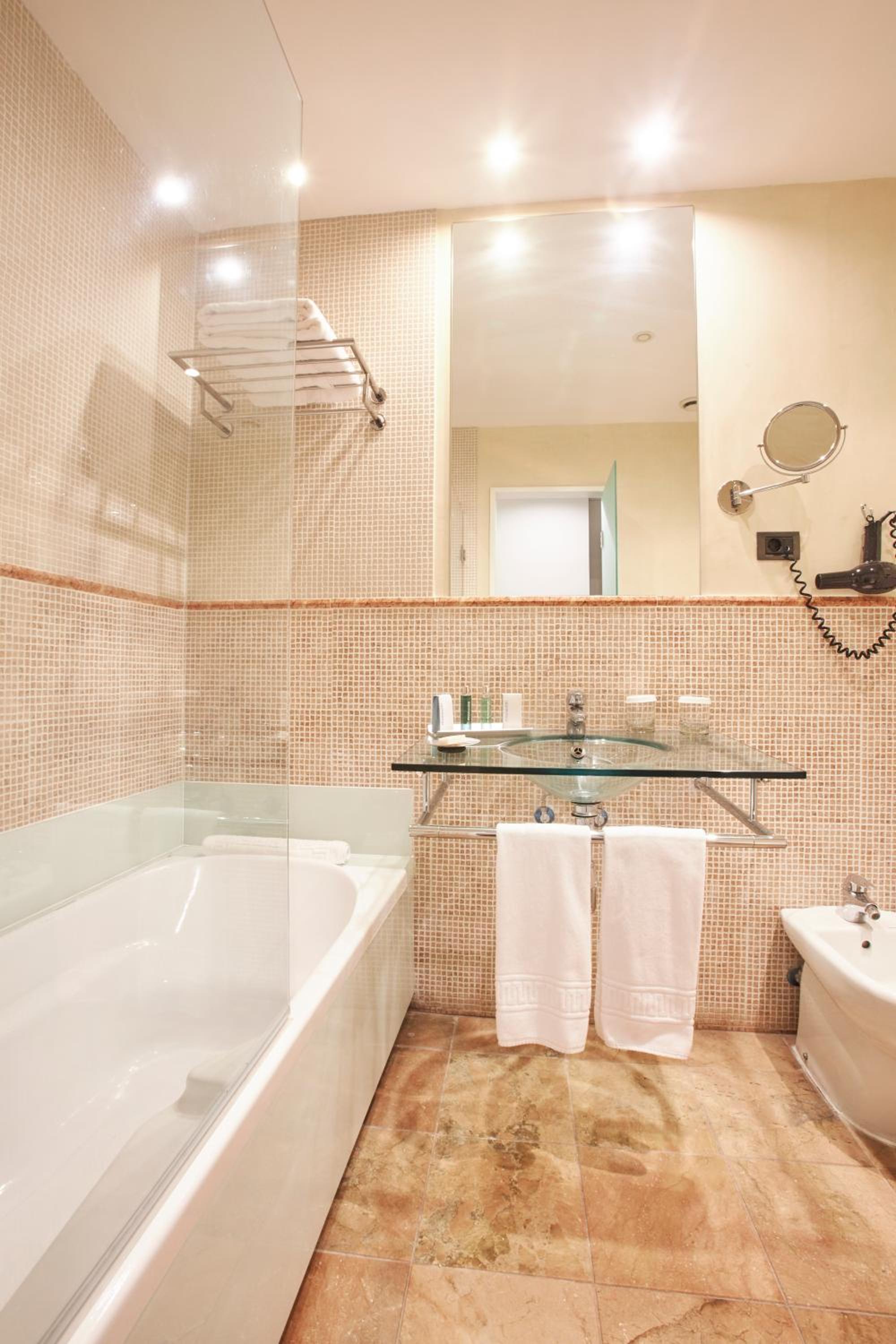 Double or Twin Room - Photo 10
