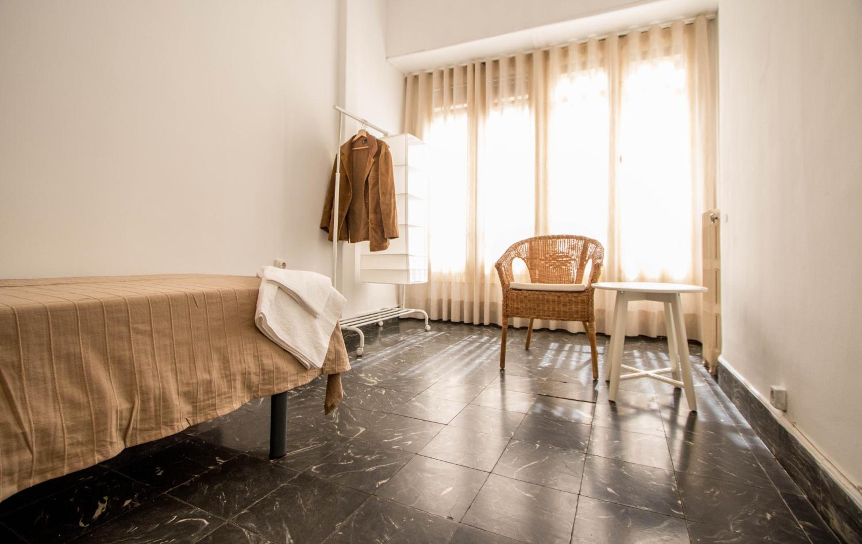 Habitación individual con baño compartido