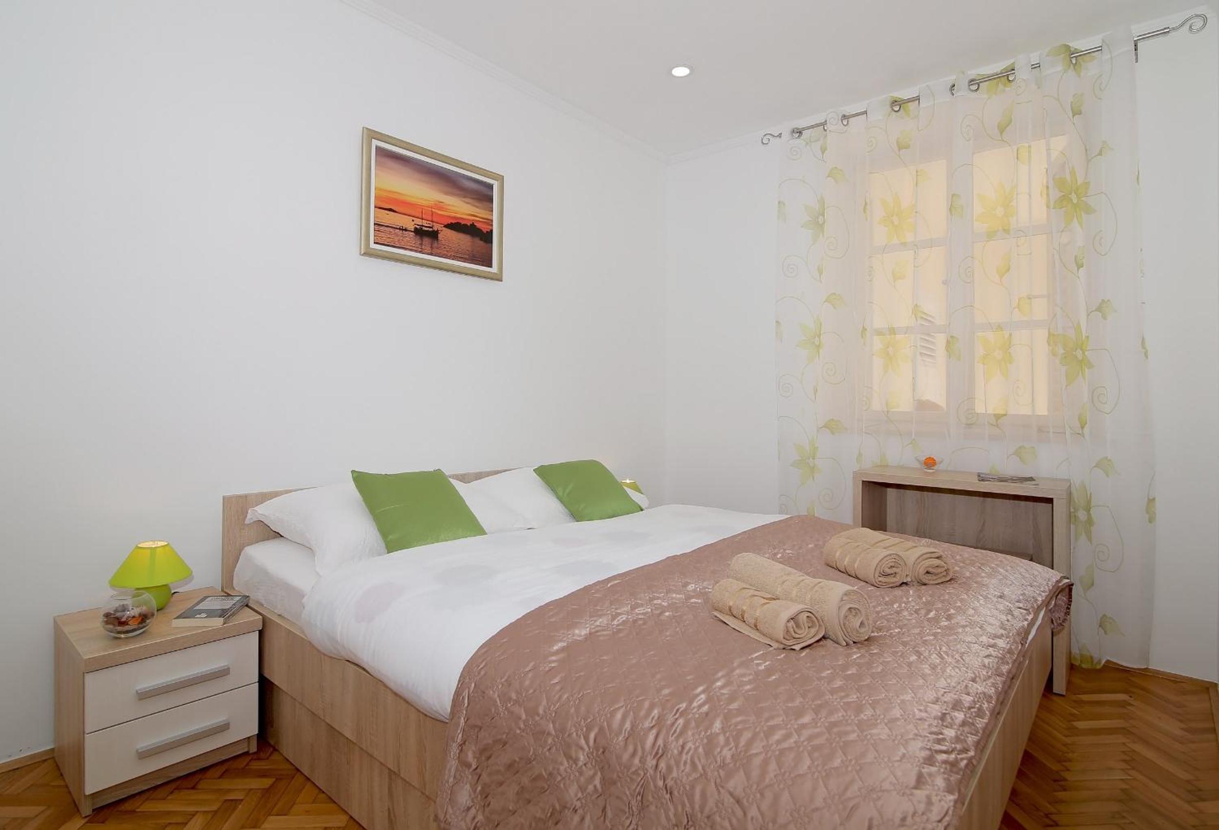 Superior One Bedroom Apartment with Terrace and City View'