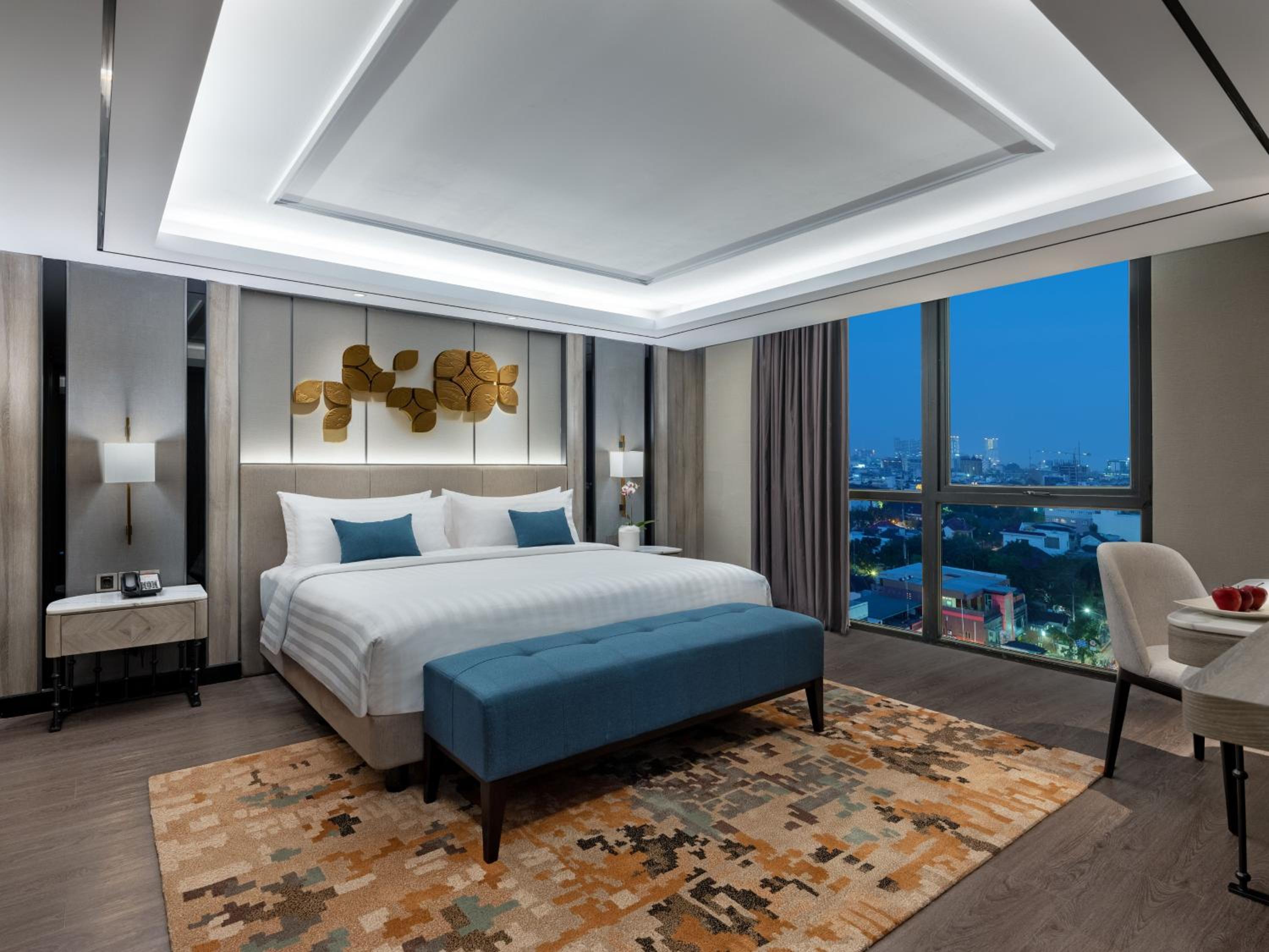 Suite - Photo 1