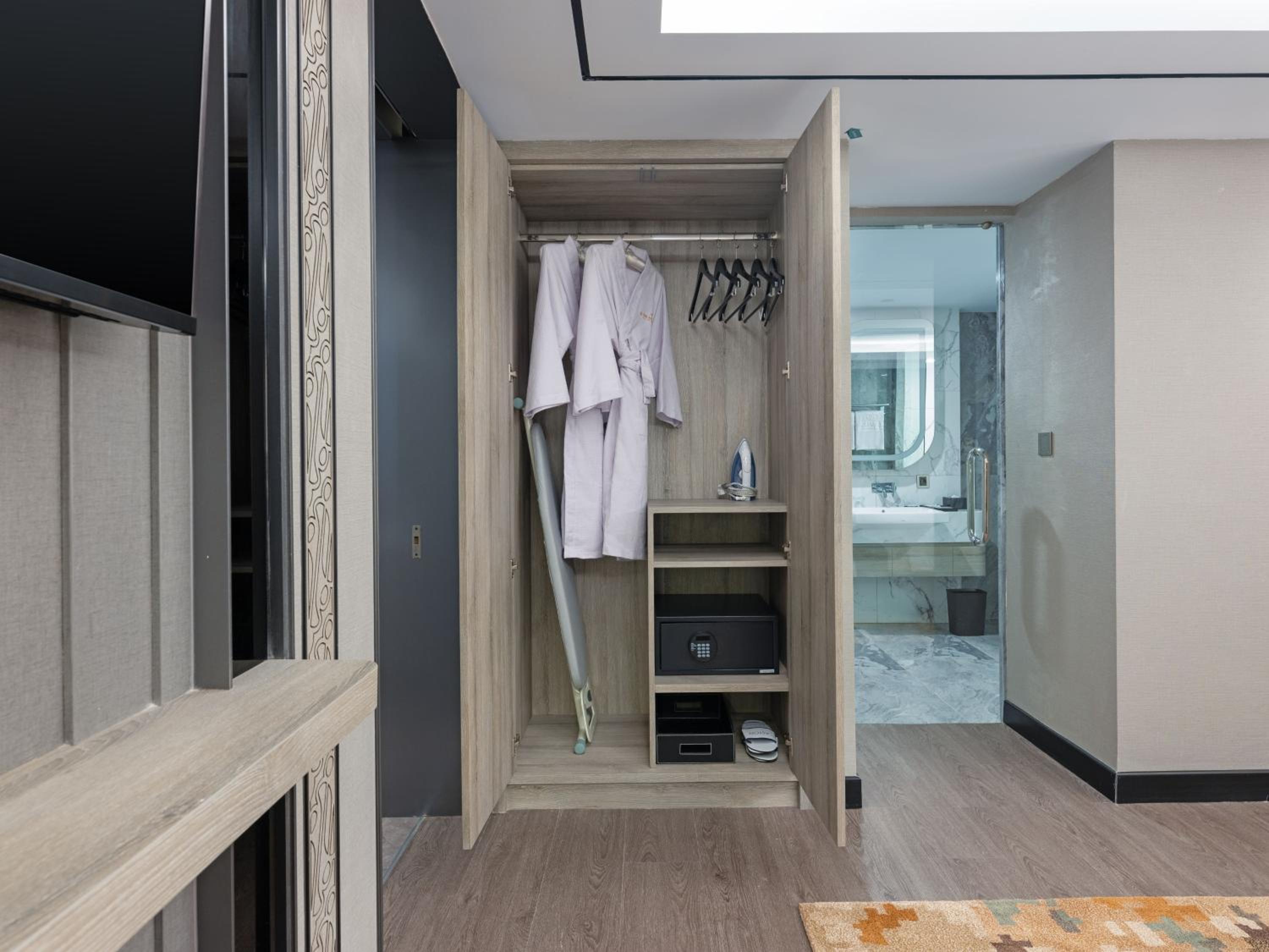 Suite - Photo 3