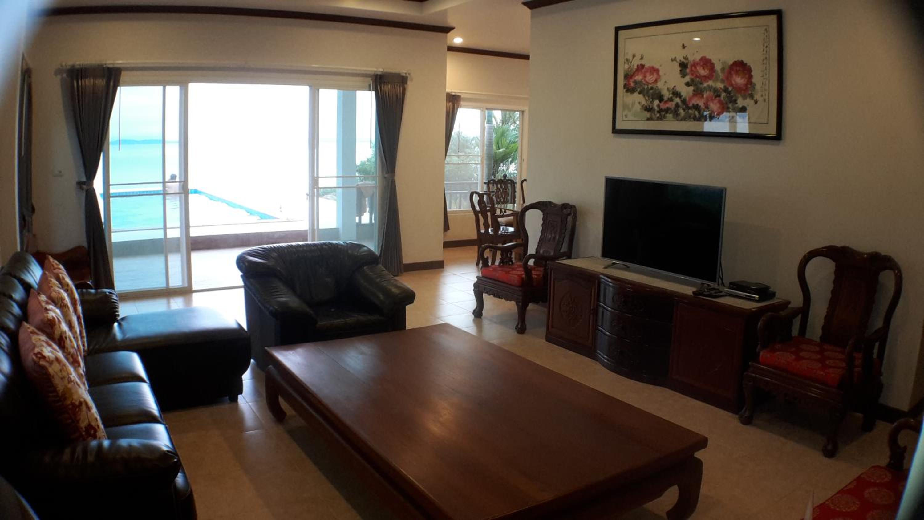Three-Bedroom House - Photo 4