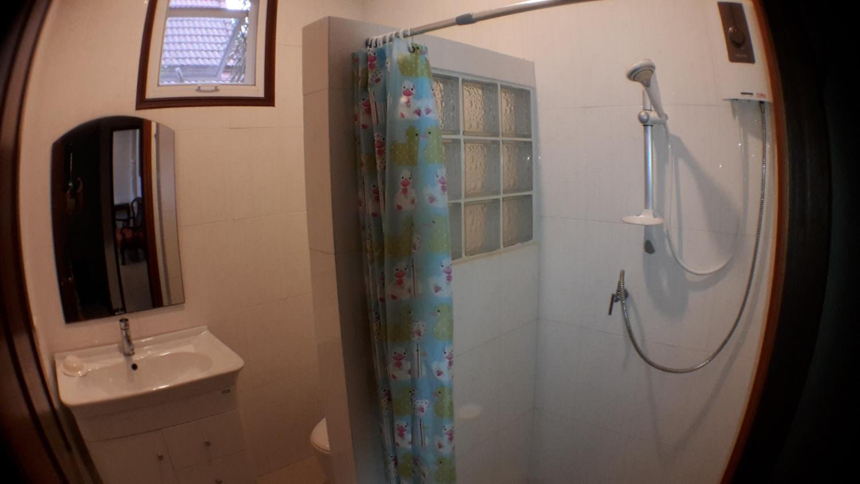 Three-Bedroom House - Photo 2