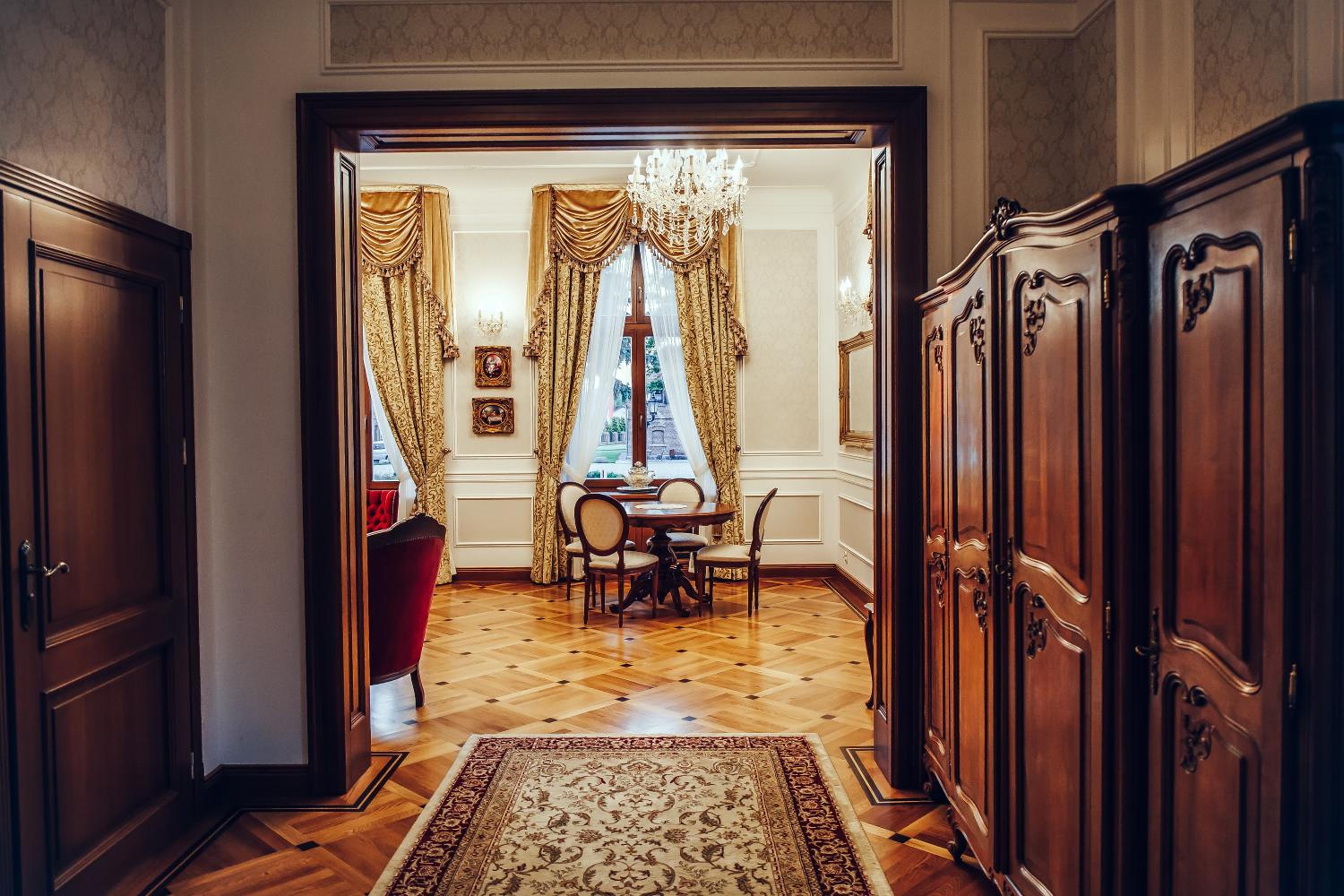 Deluxe King Suite