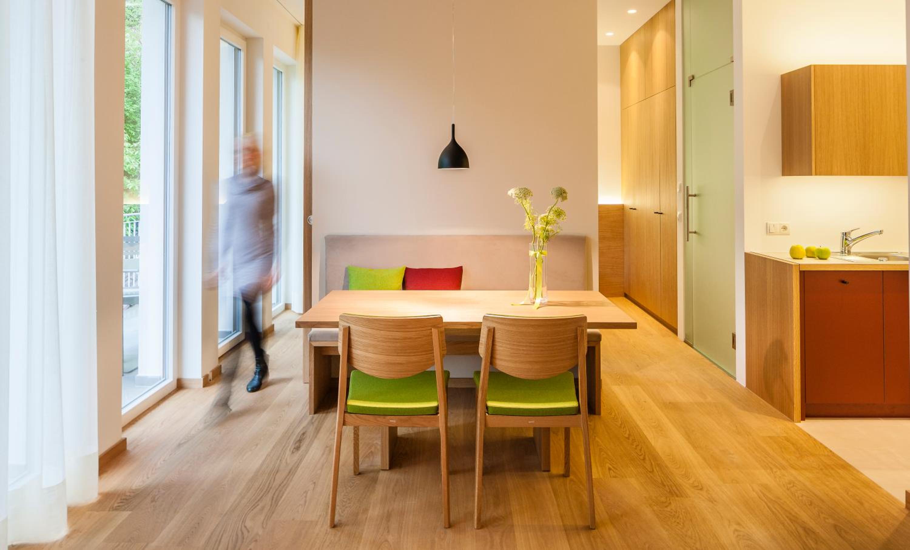 One-Bedroom Apartment with Balcony and Mountain View   photo 3