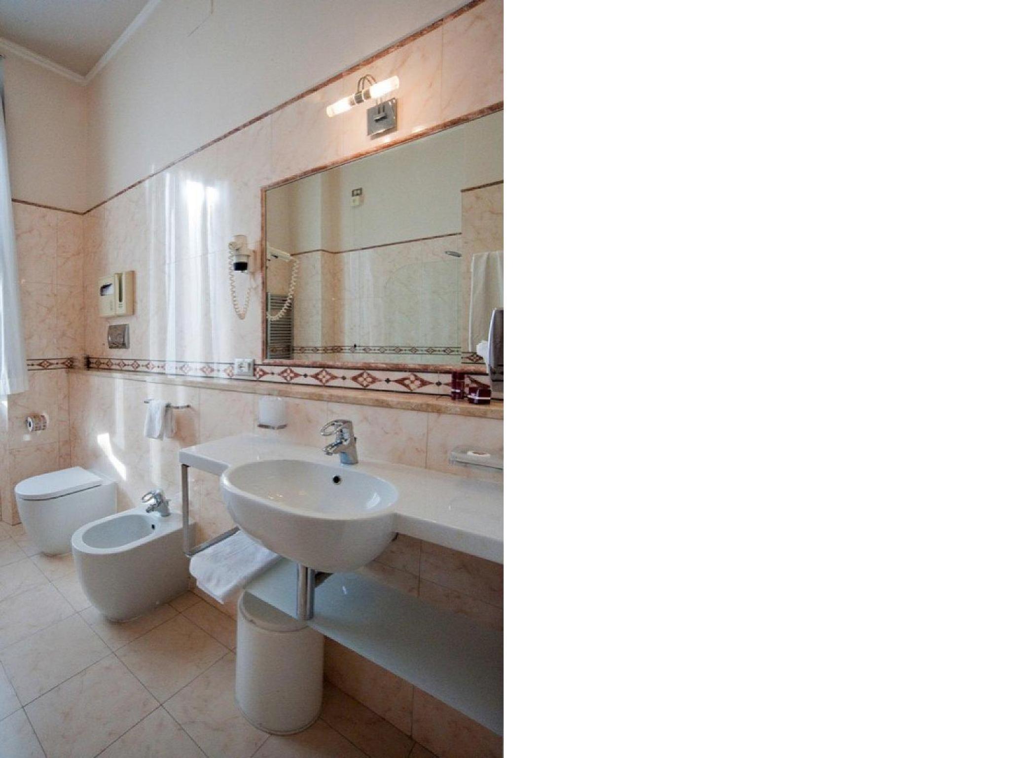 Deluxe Double or Twin Room - Photo 15