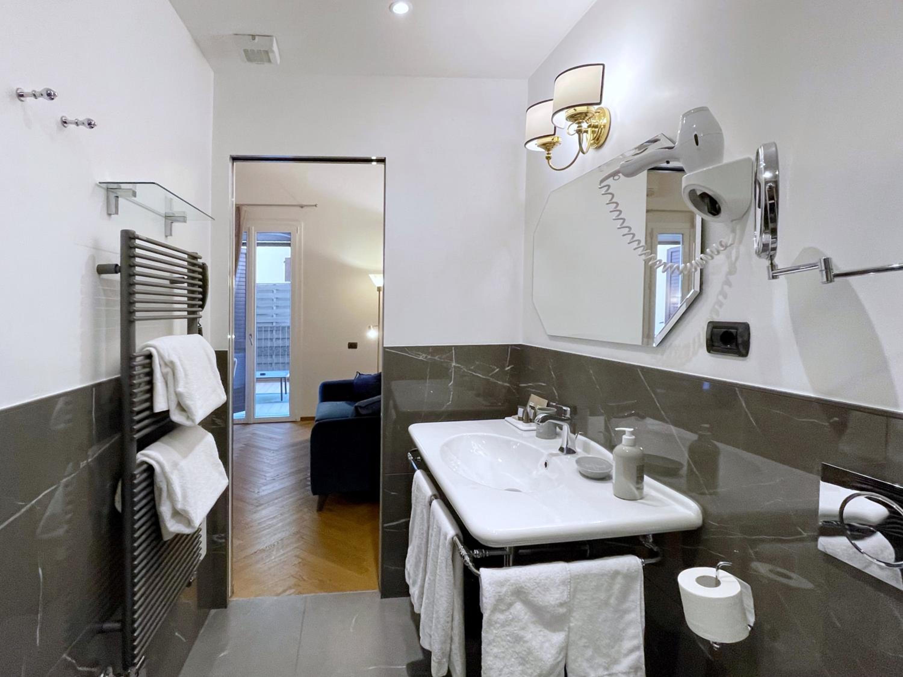 Junior Suite with Garden View thumbnail 5