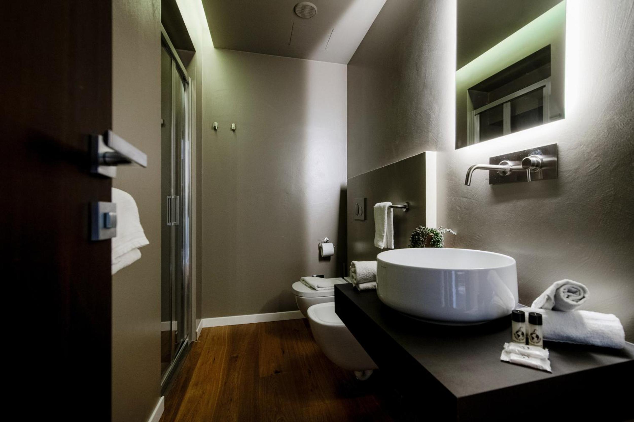 Deluxe King Room - Photo 37
