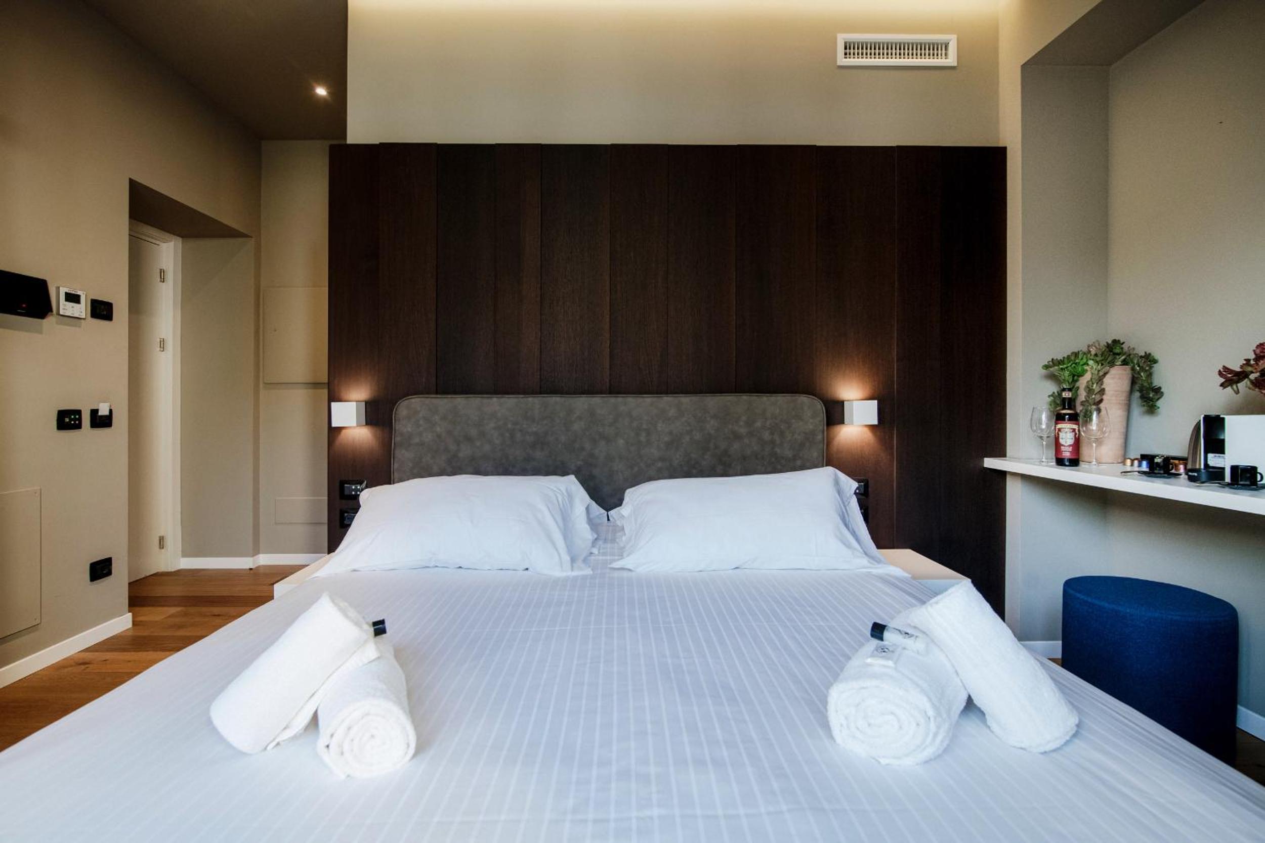 Deluxe King Room - Photo 1