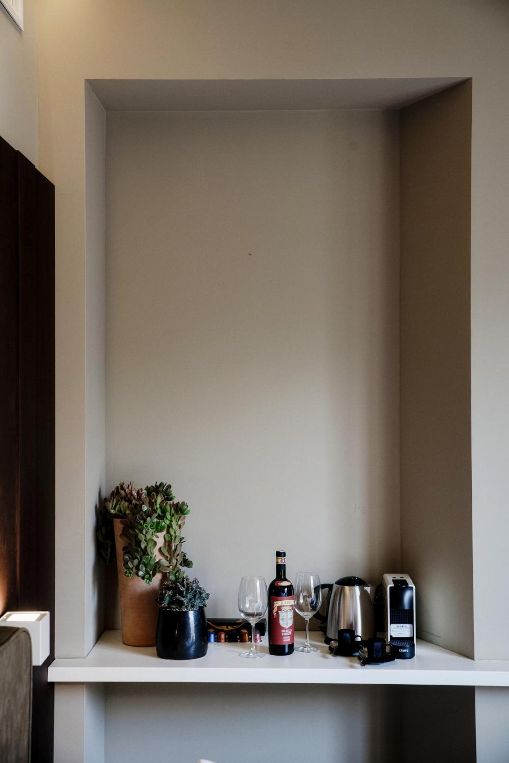 Deluxe King Room - Photo 9