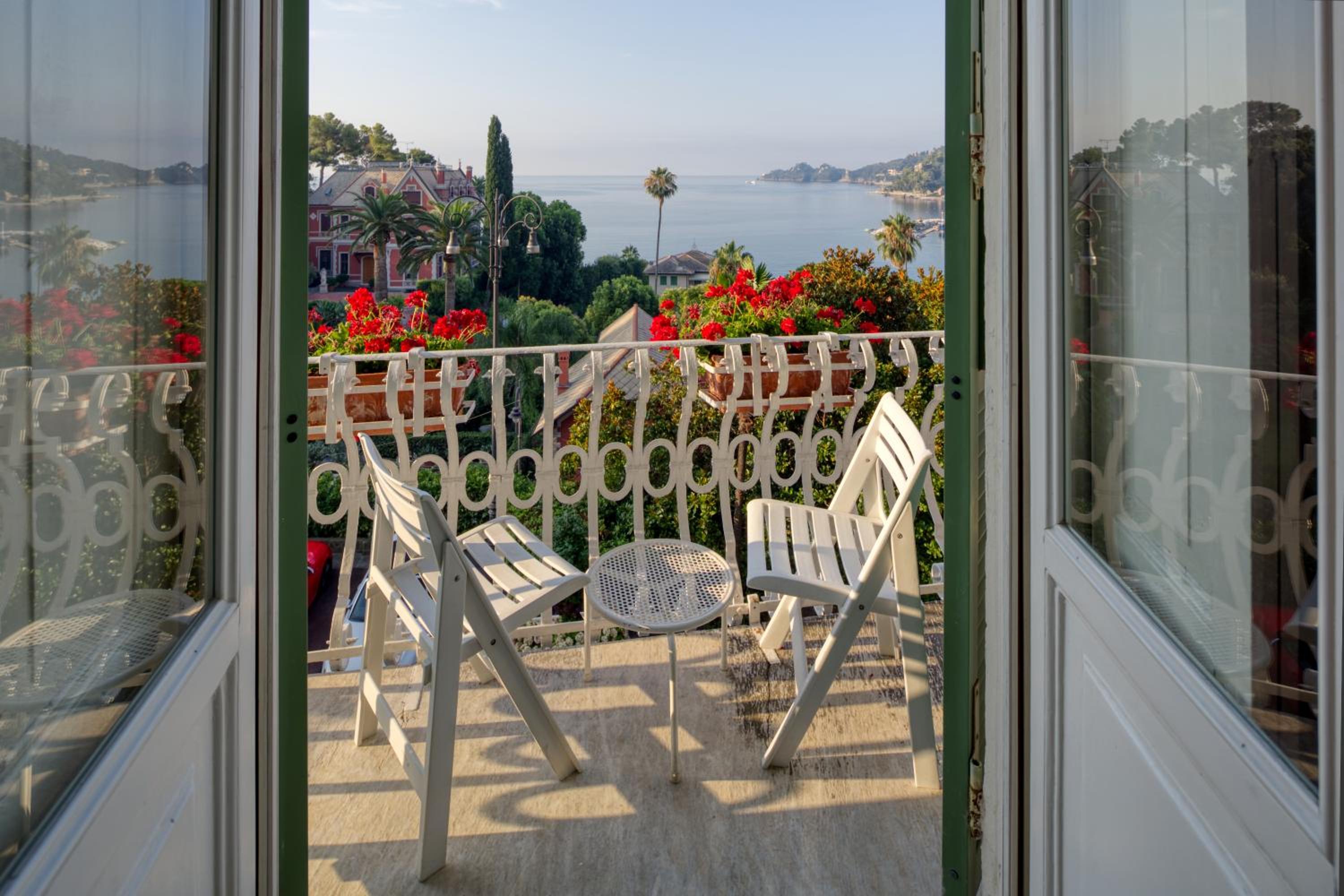 Double or Twin Room with Sea View and Balcony - Photo 2