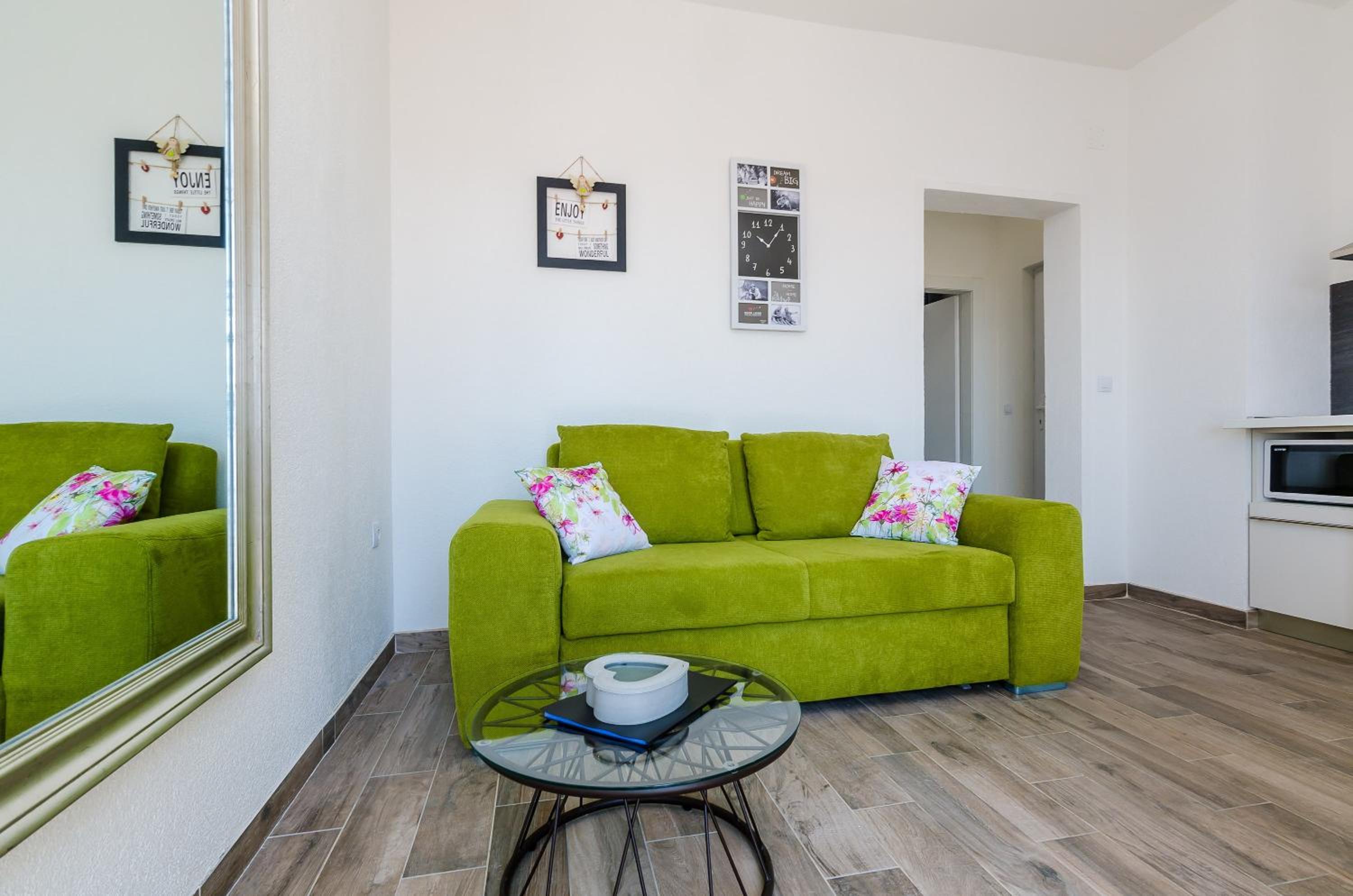 One Bedroom Apartment with Balcony and Sea View