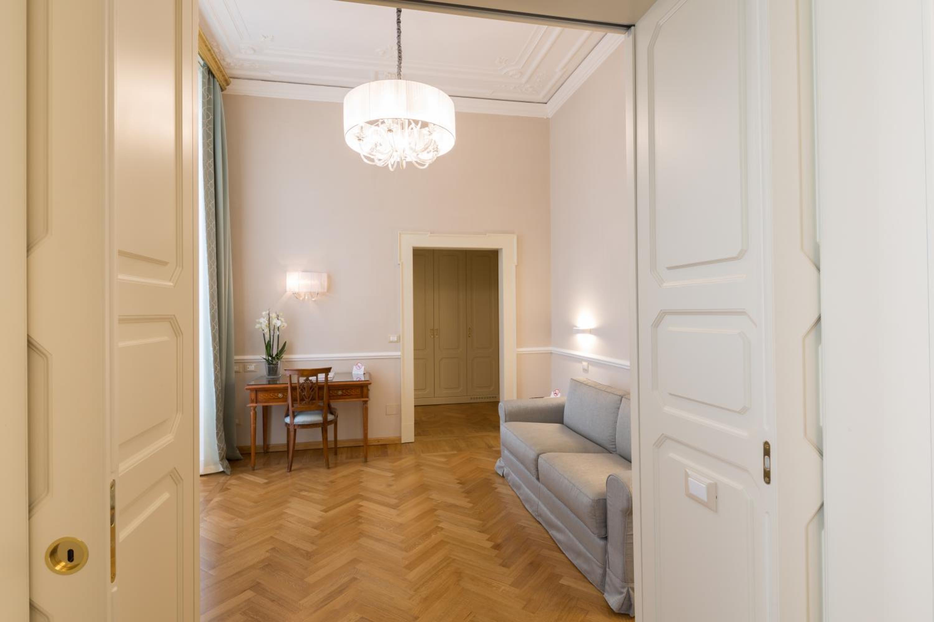 Executive Suite - Photo 3