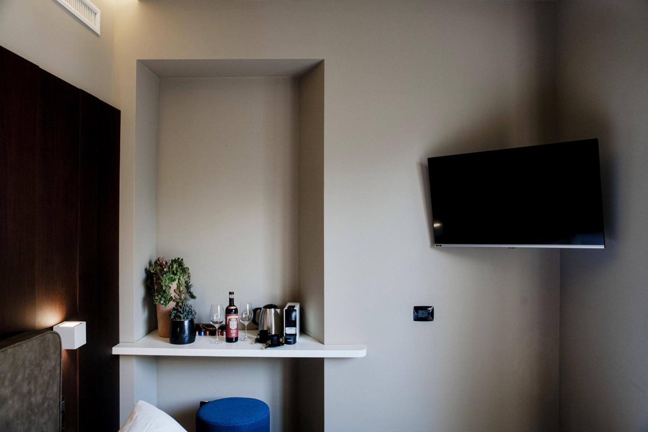 Deluxe King Room - Photo 8