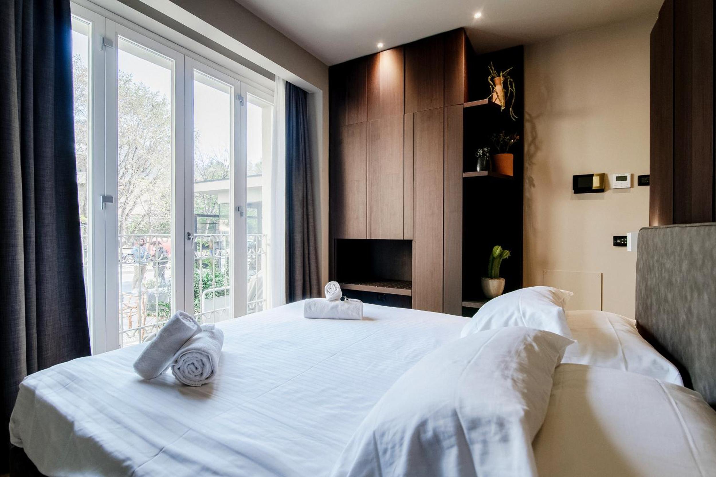 Deluxe King Room - Photo 2