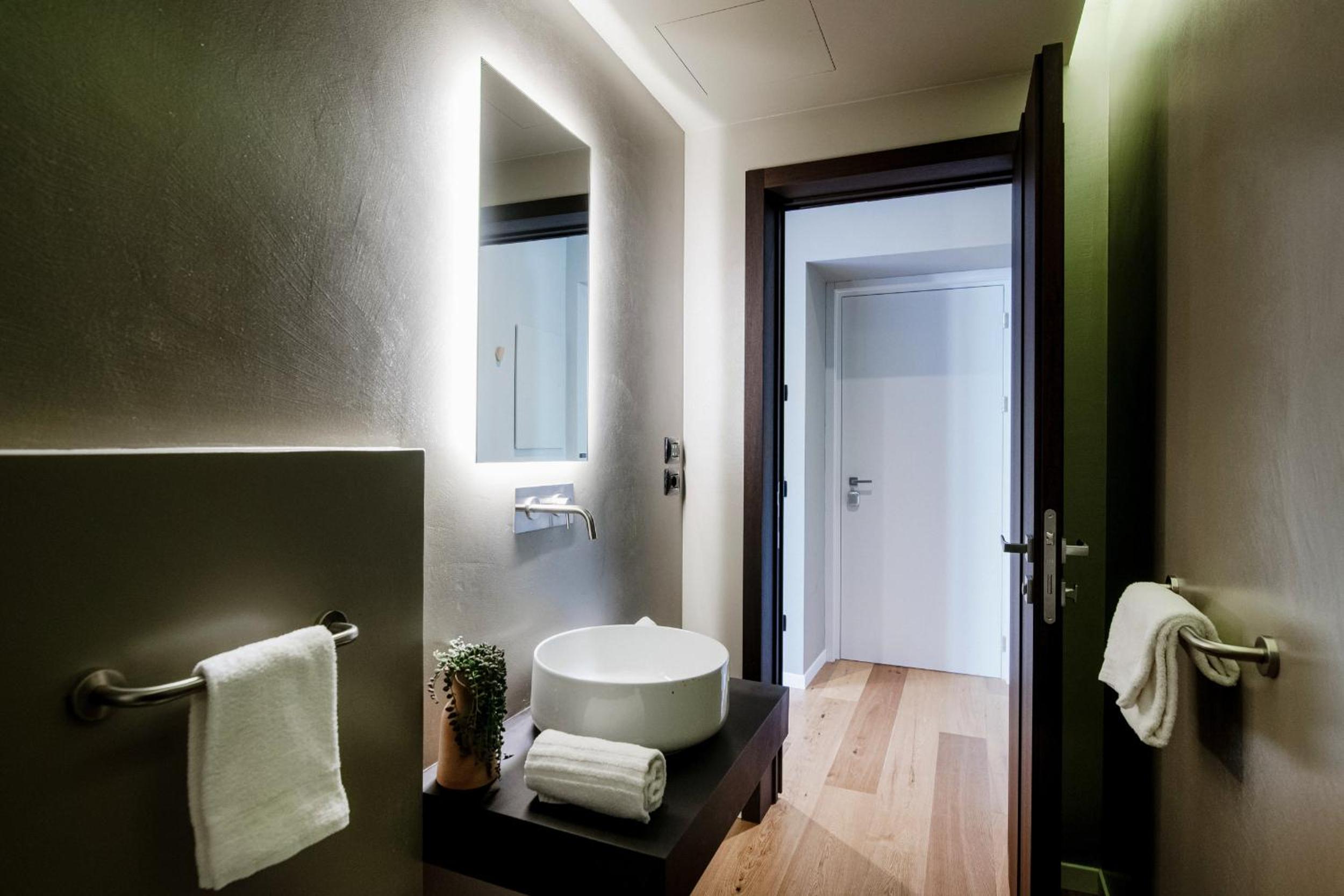 Deluxe King Room - Photo 44