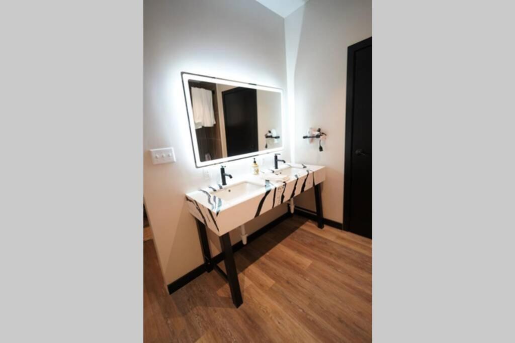 Three-Bedroom Apartment - Photo 4