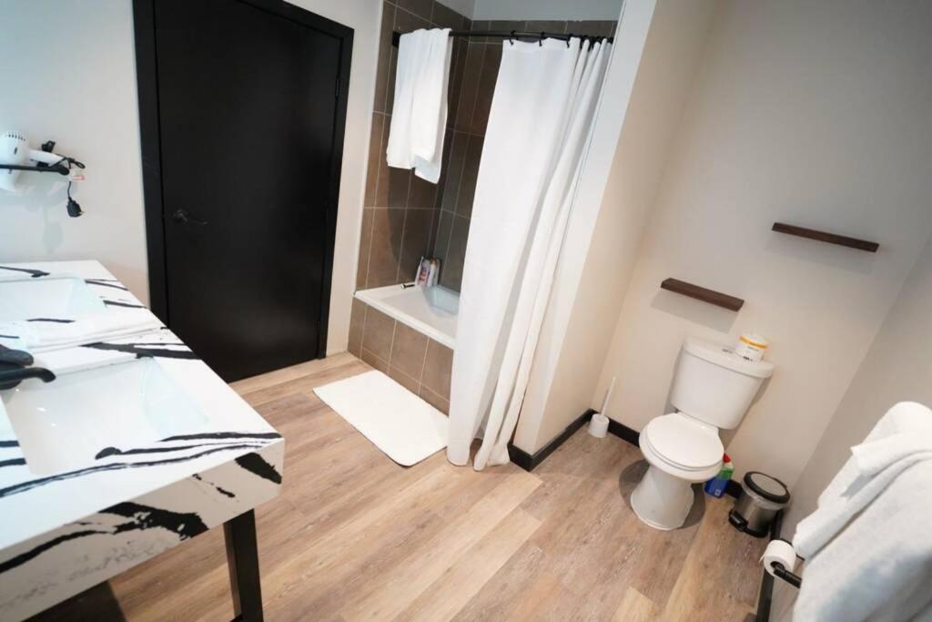 Three-Bedroom Apartment - Photo 29