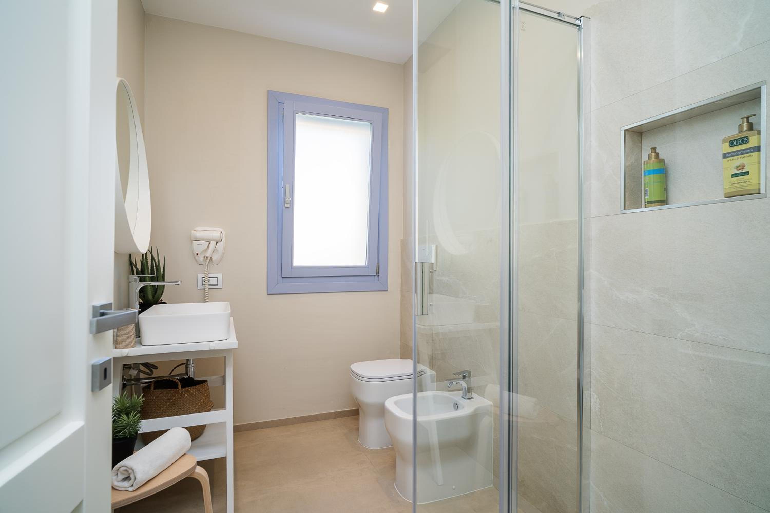 Double Room with Private Bathroom - Photo 10