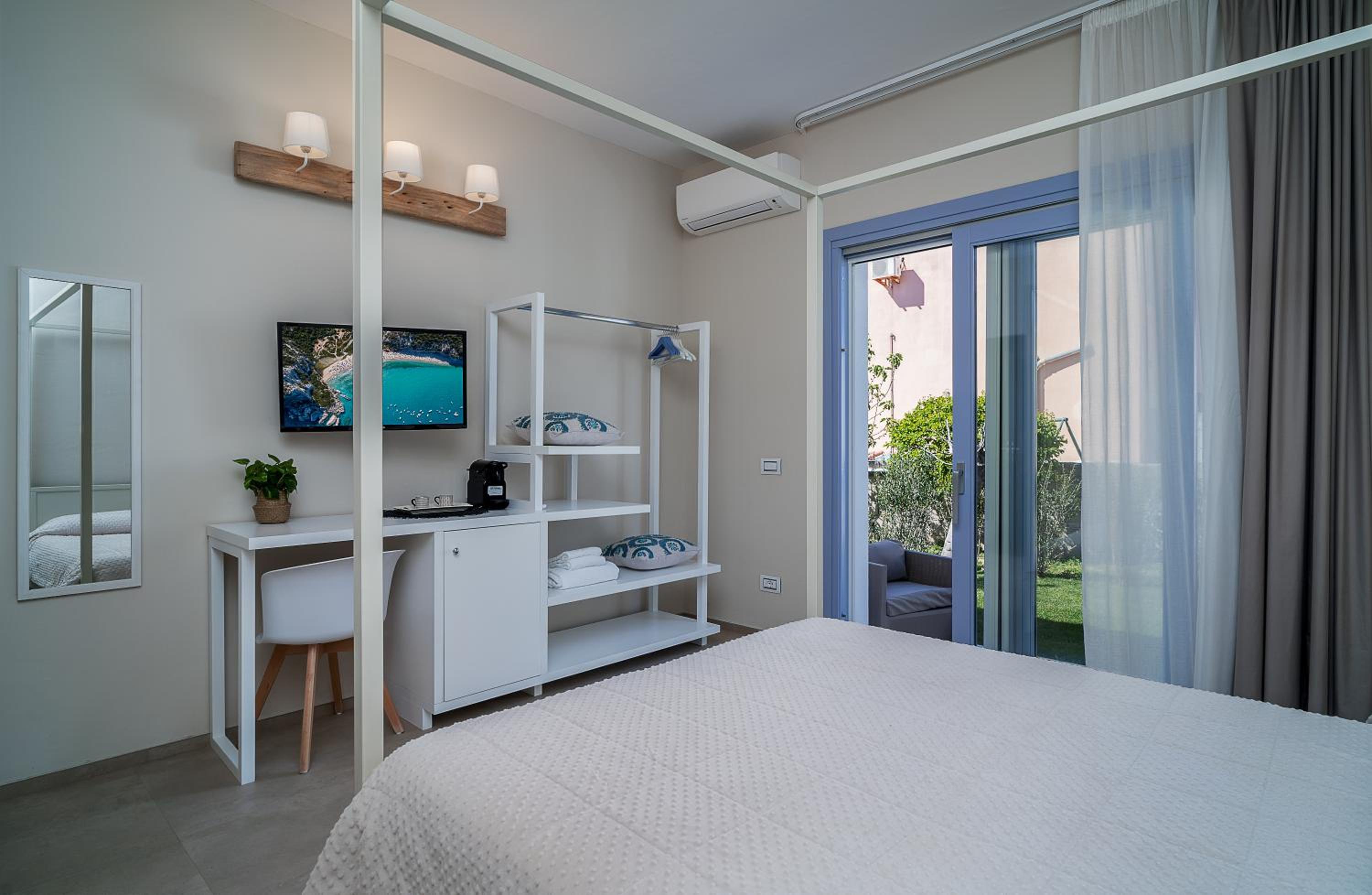 Double Room with Private Bathroom - Photo 12