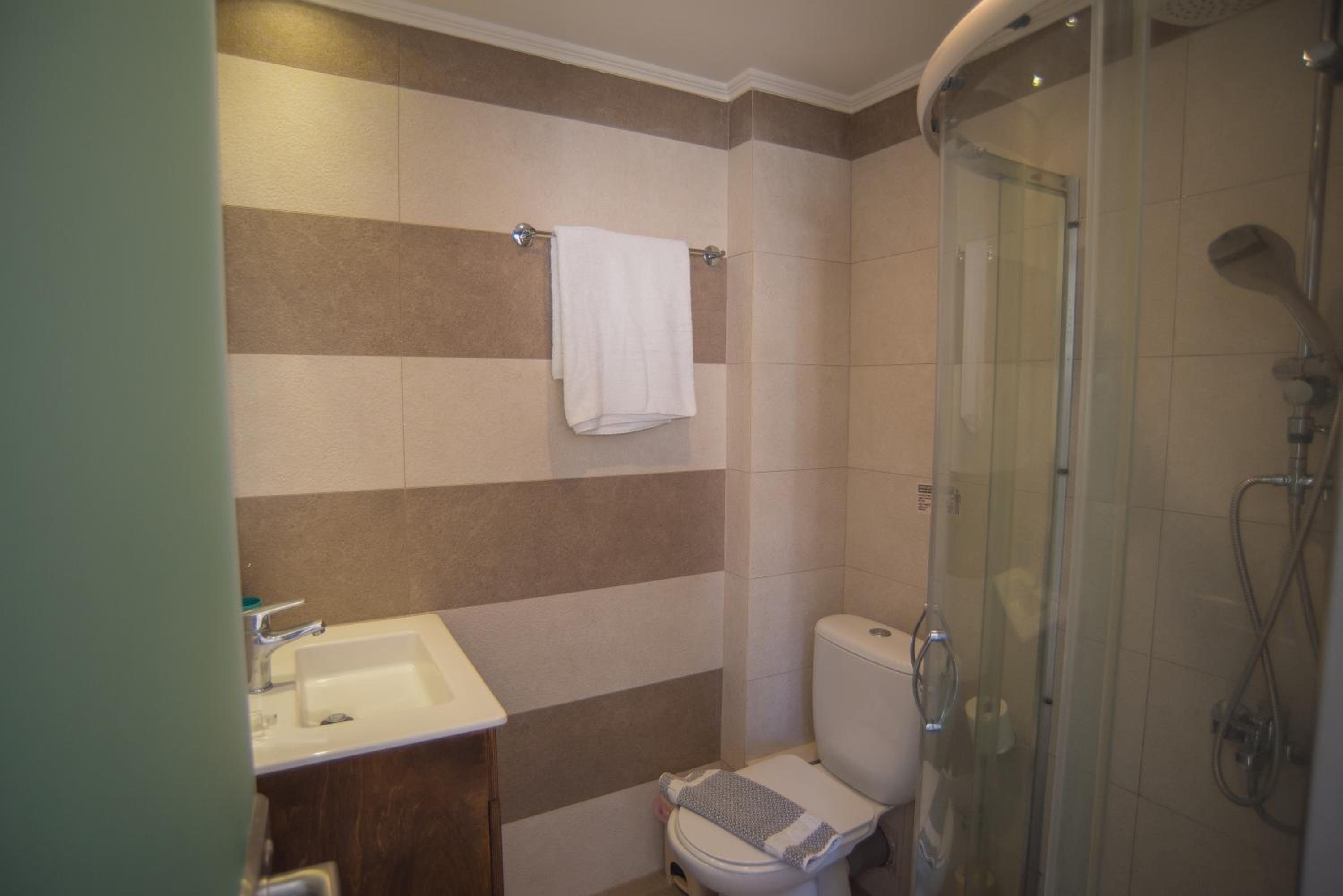 Small Double Room - Photo 16