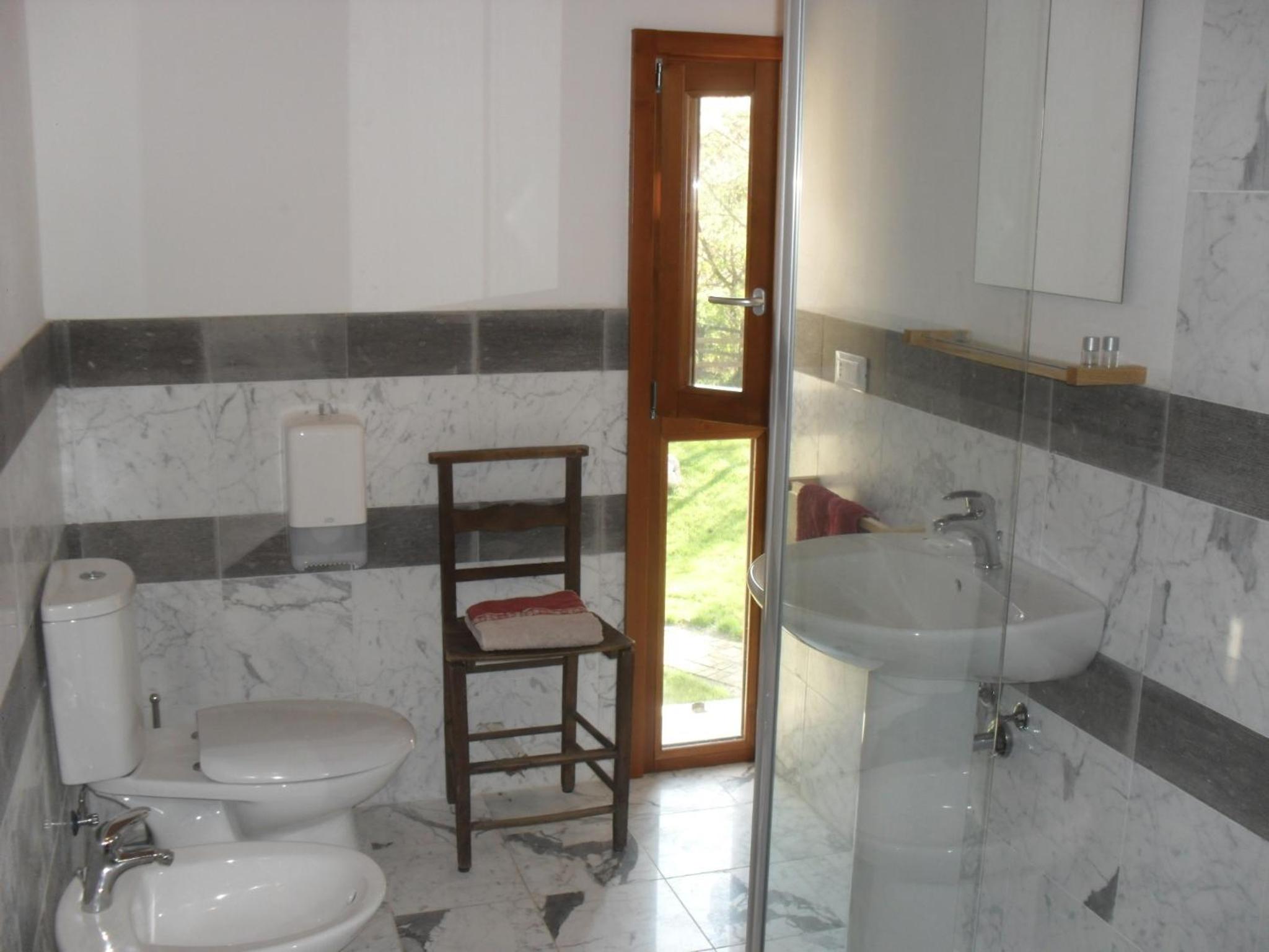 Double Room with Private Bathroom - Photo 2
