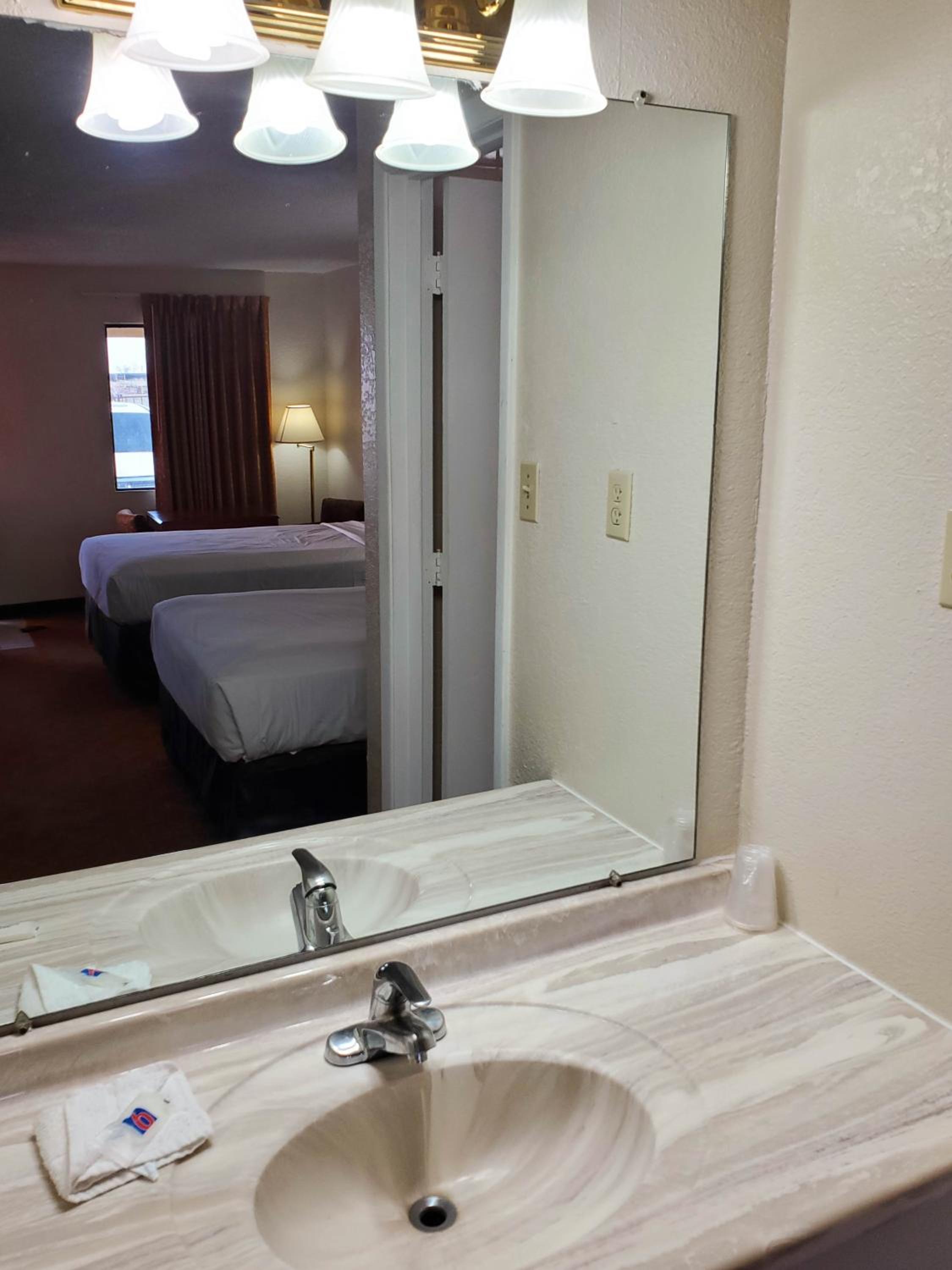 King Room - Non-Smoking photo 3
