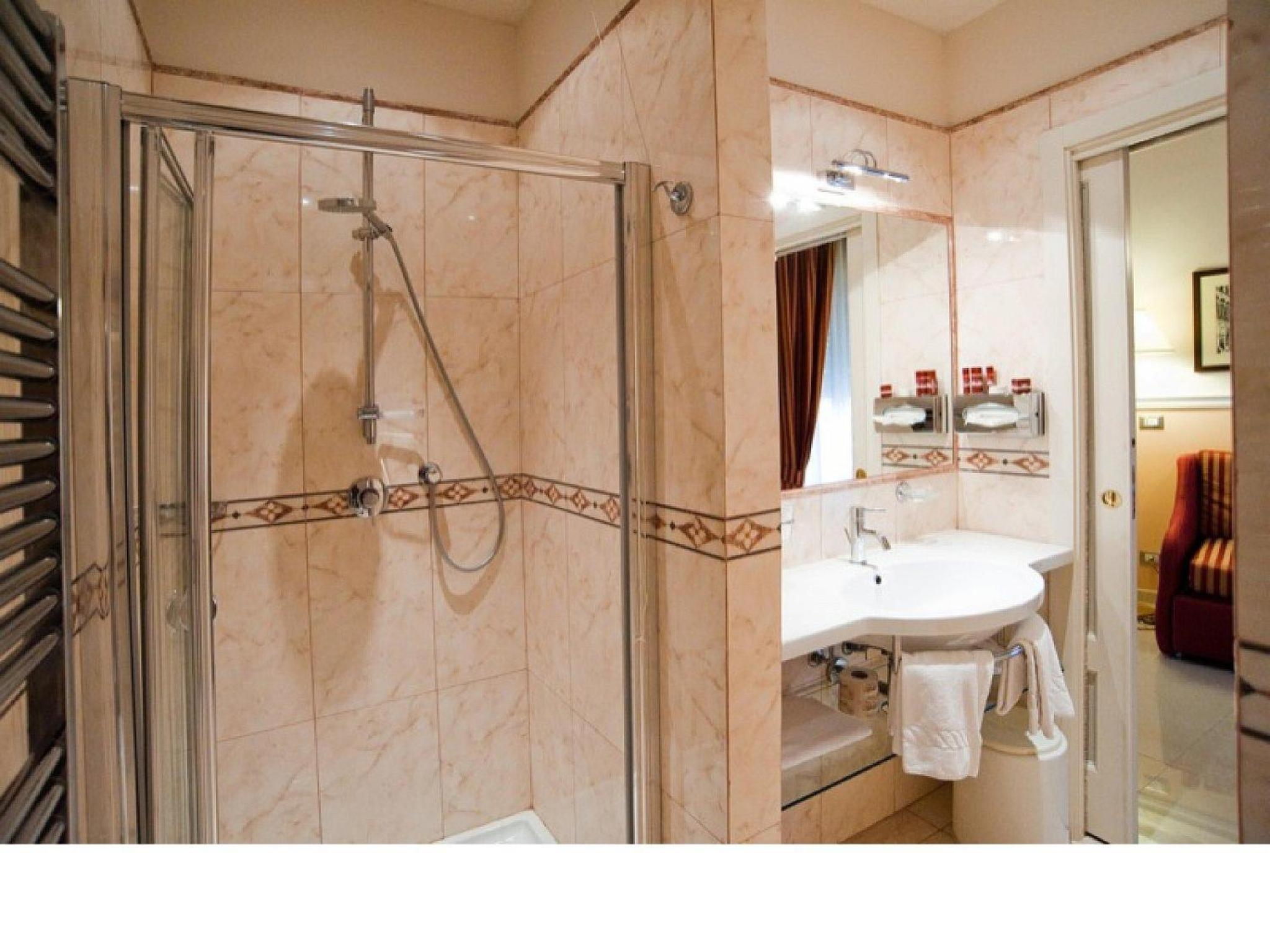 Suite - Photo 10