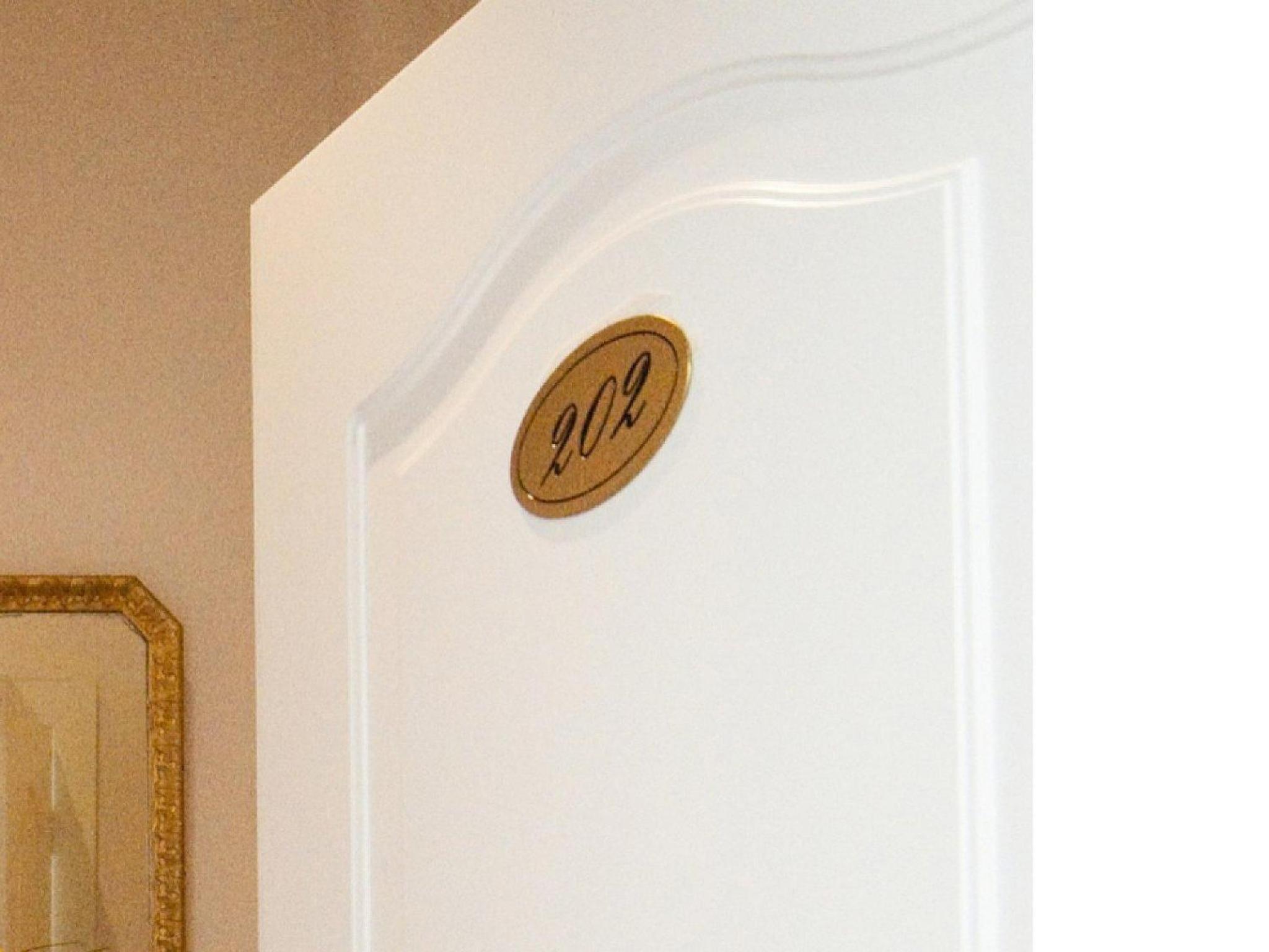 Suite - Photo 1