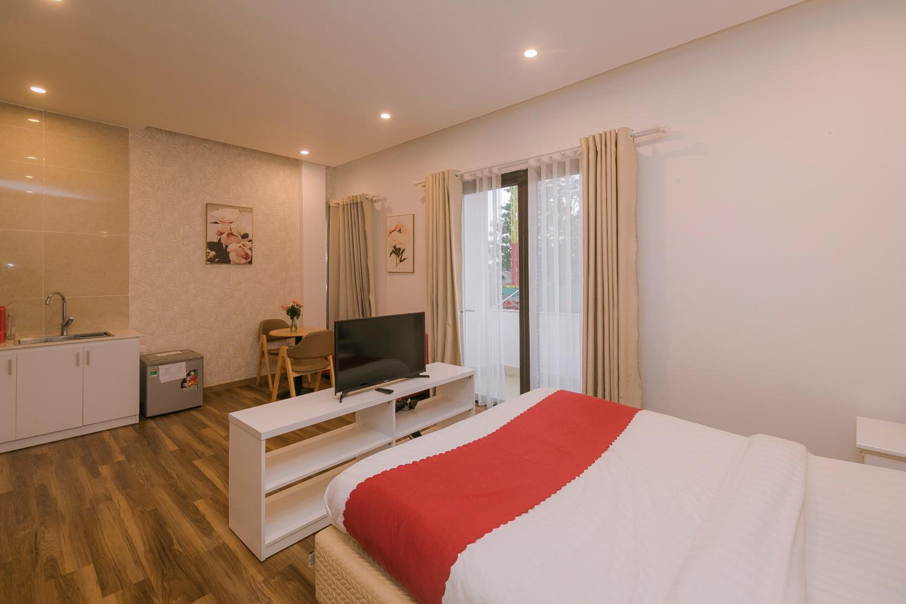 Studio with Balcony - Photo 3