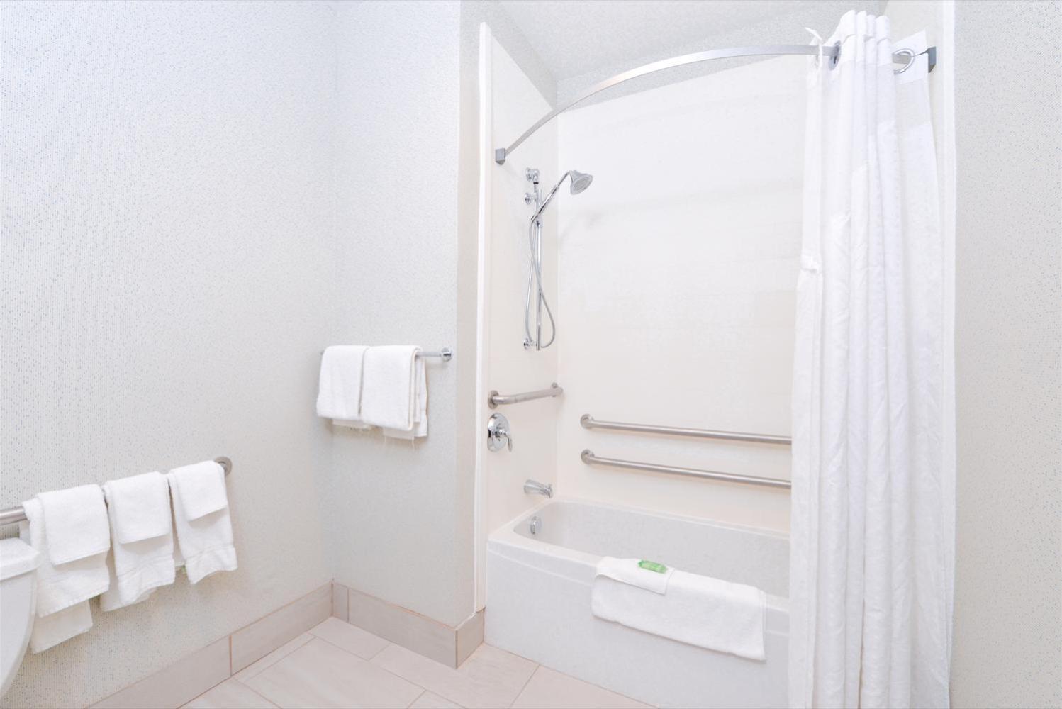 King Room with Accessible Tub - Mobility Access - Photo 3