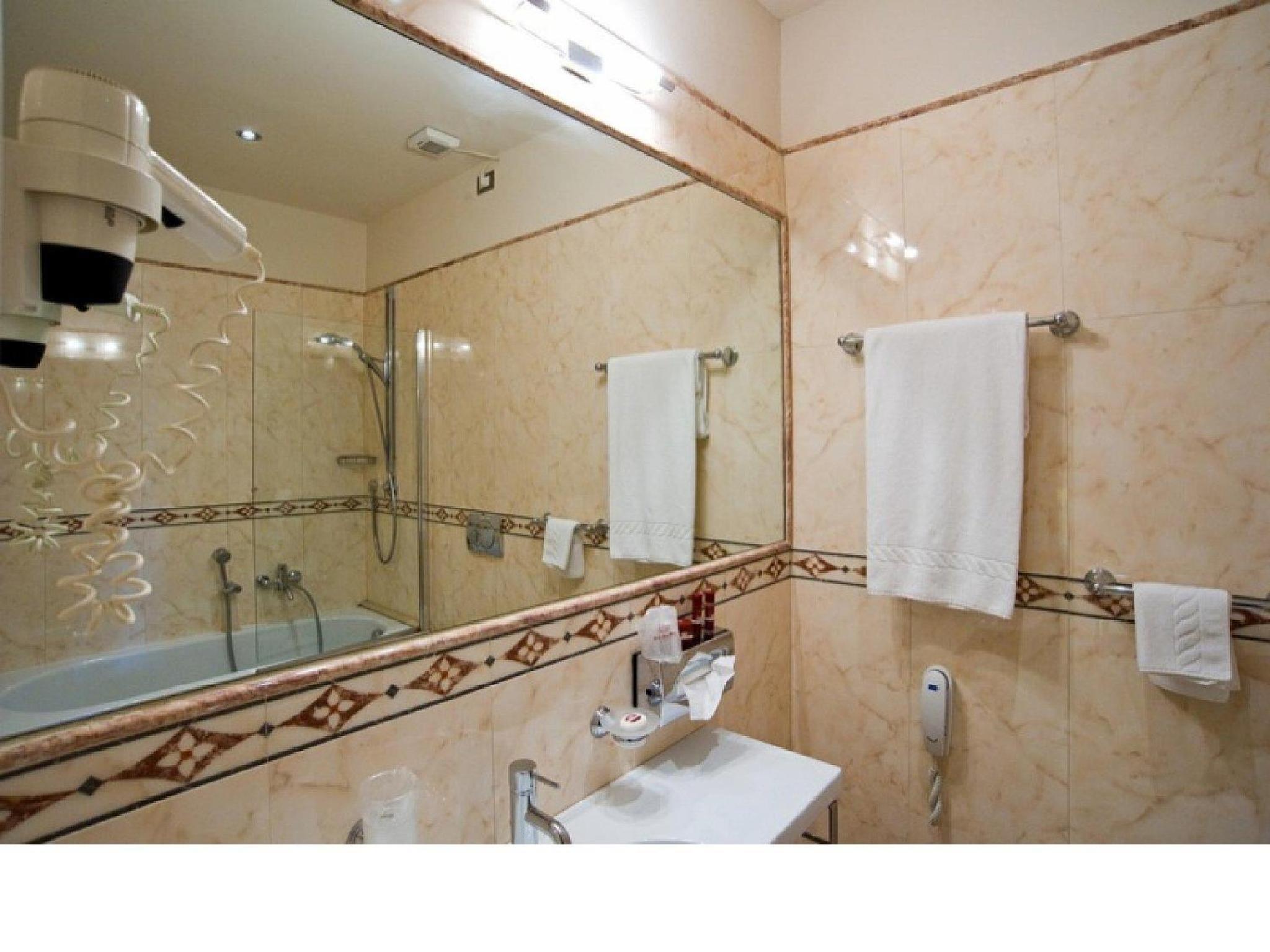 Superior Double or Twin Room - Photo 9