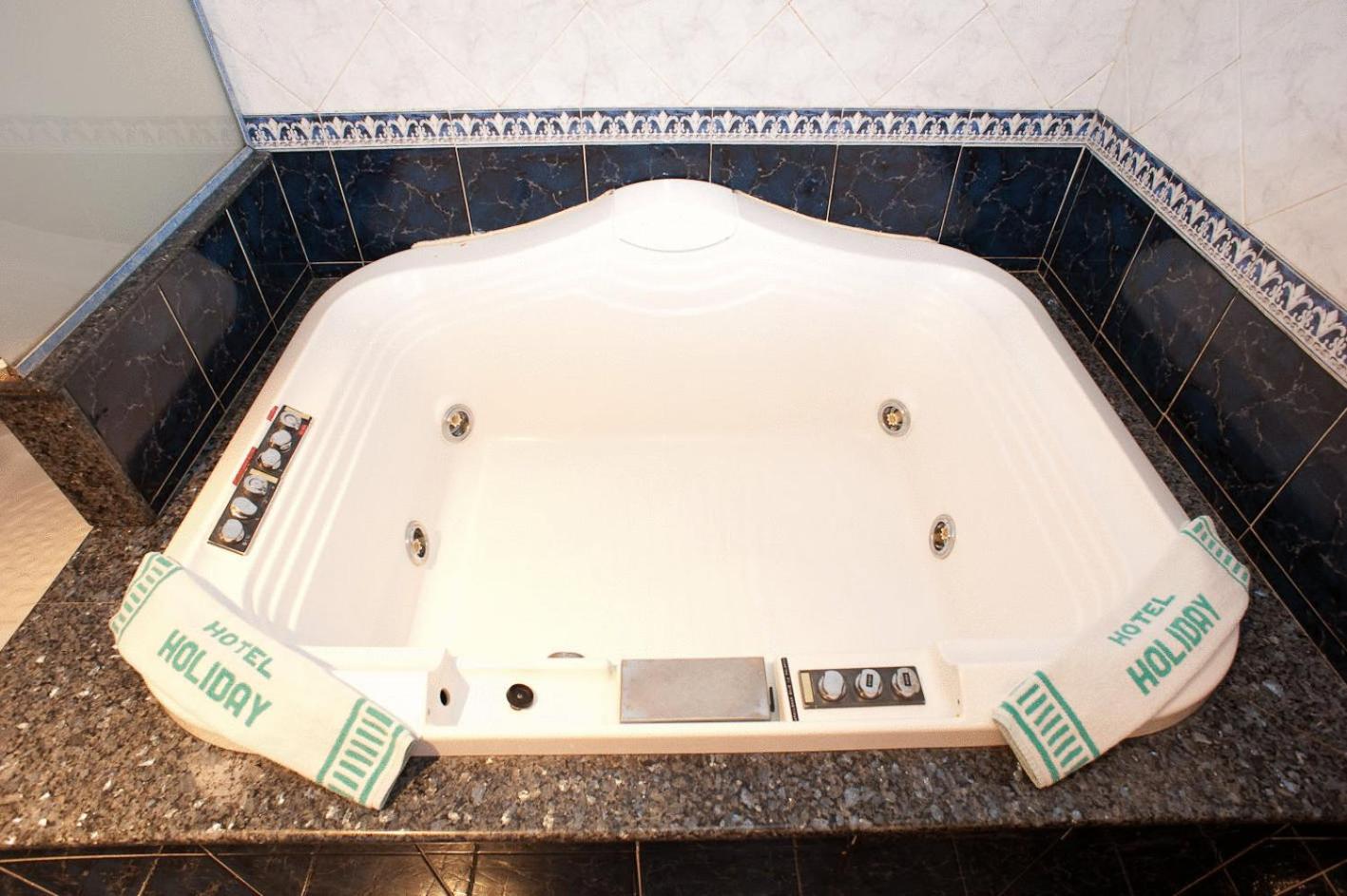 Habitación King con bañera de hidromasaje.