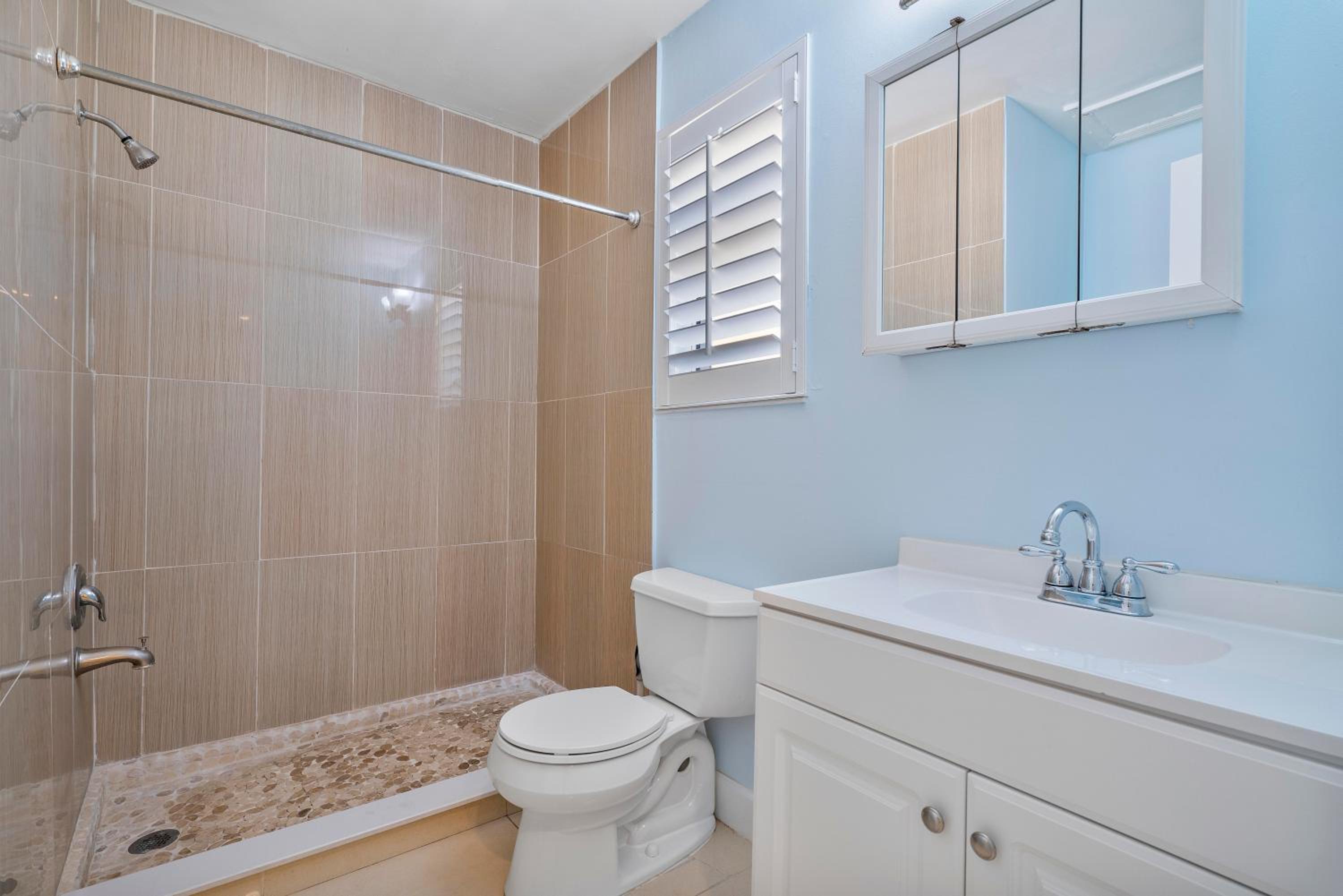 Three-Bedroom Apartment - Photo 4