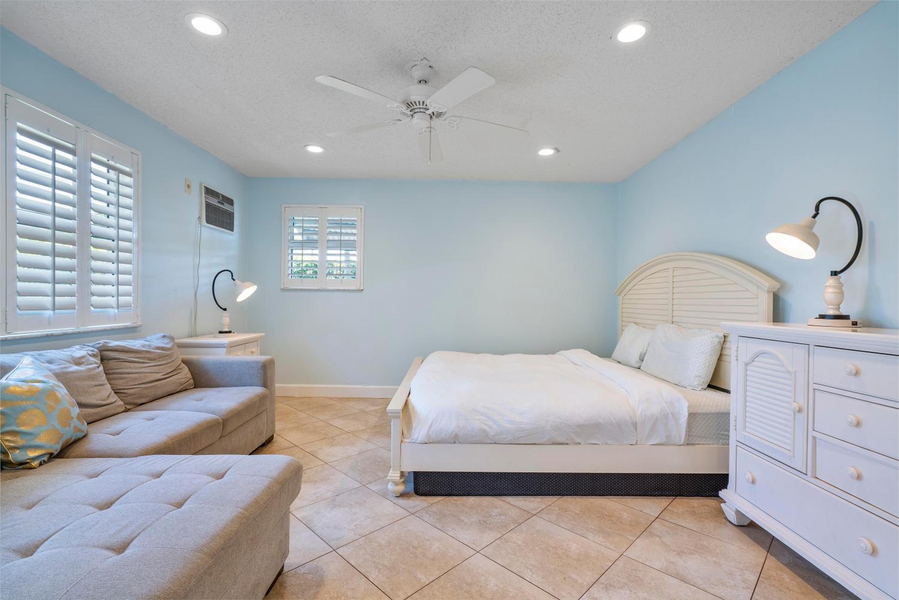 Three-Bedroom Apartment - Photo 27