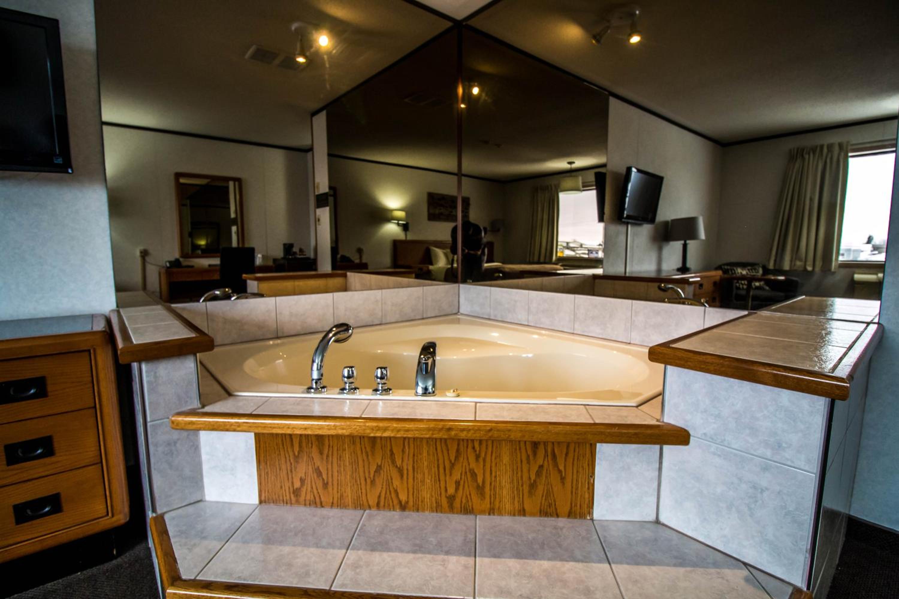 Queen Suite with Spa Bath photo 2