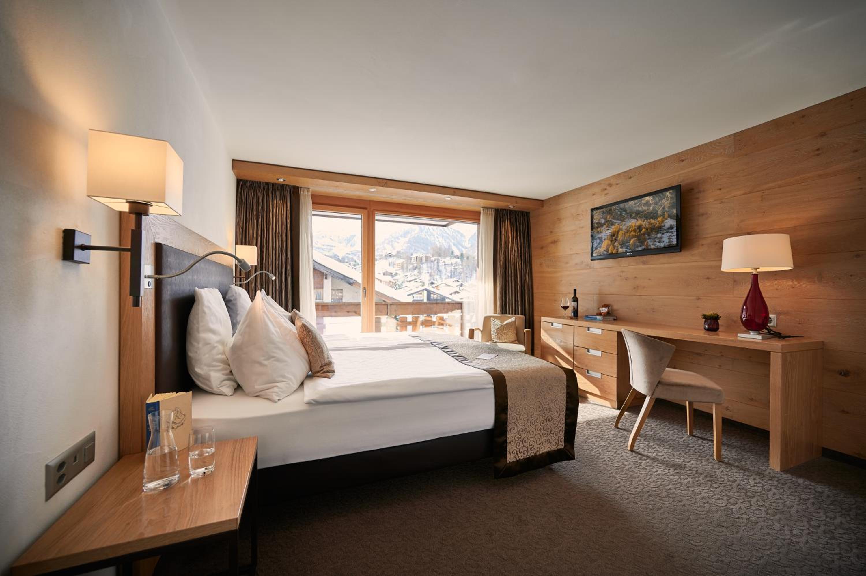 Deluxe Double Room with Matterhorn View - Photo 1