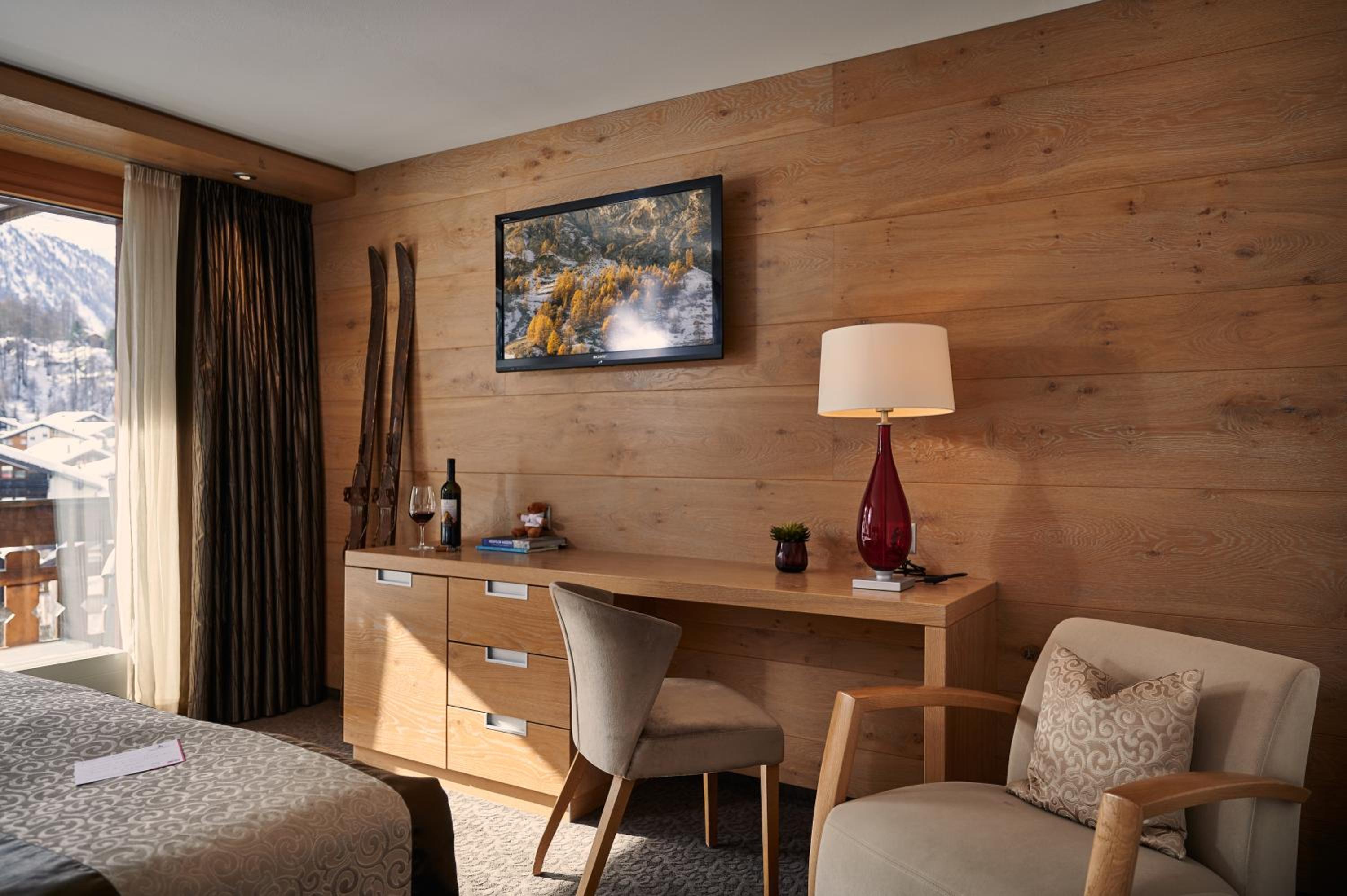 Deluxe Double Room with Matterhorn View - Photo 4