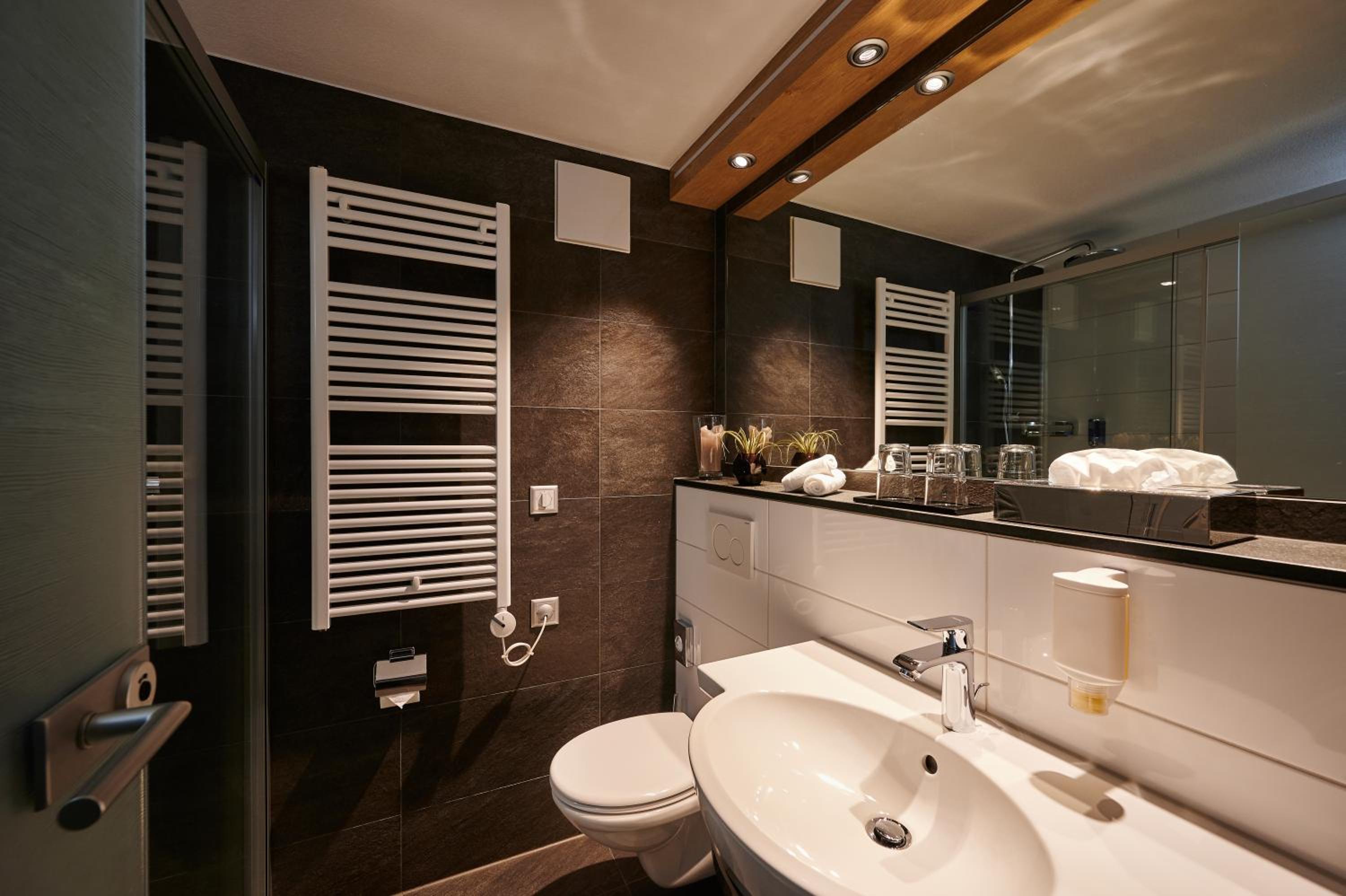 Deluxe Double Room with Matterhorn View - Photo 3