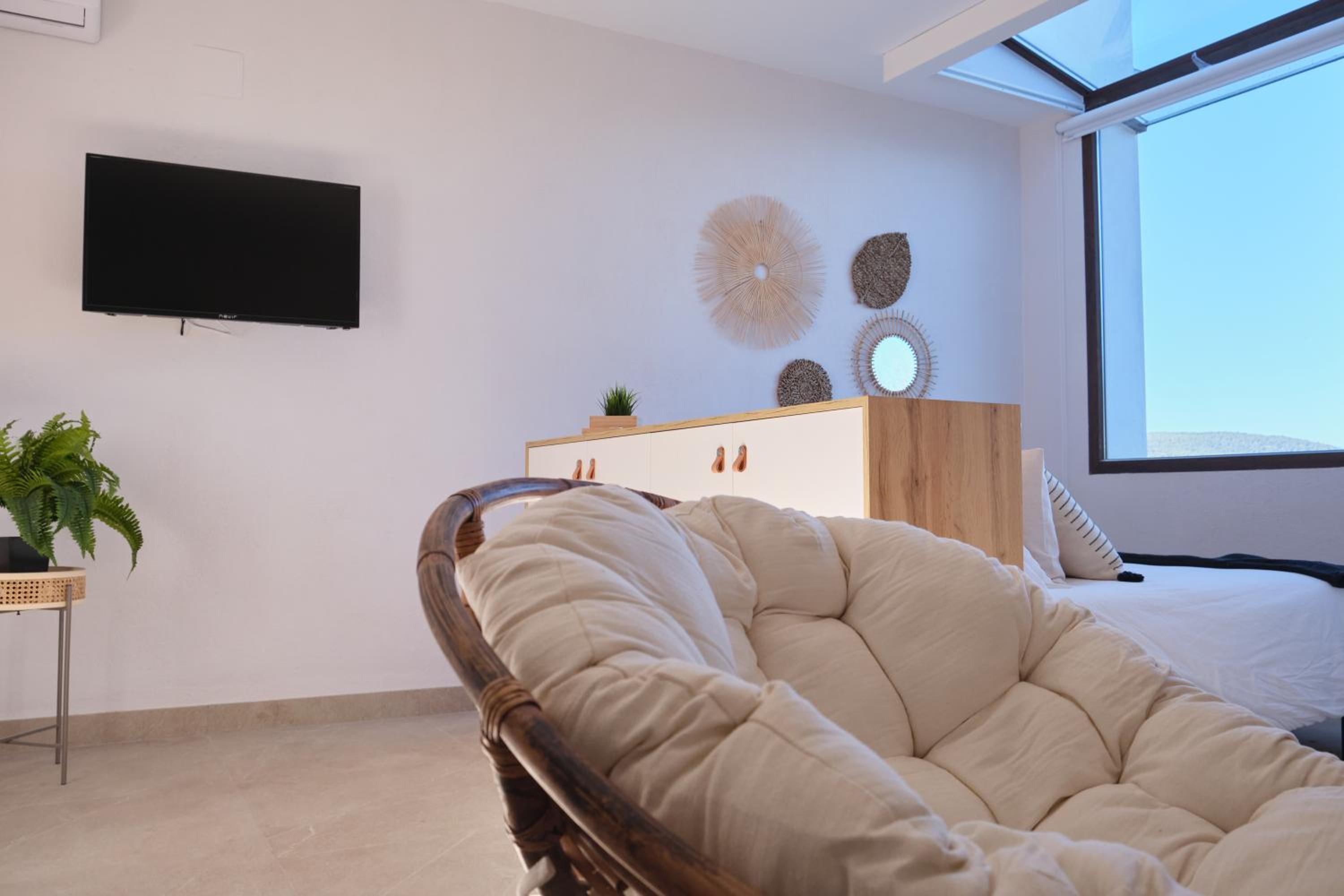 Deluxe Studio with Kitchen - Photo 10