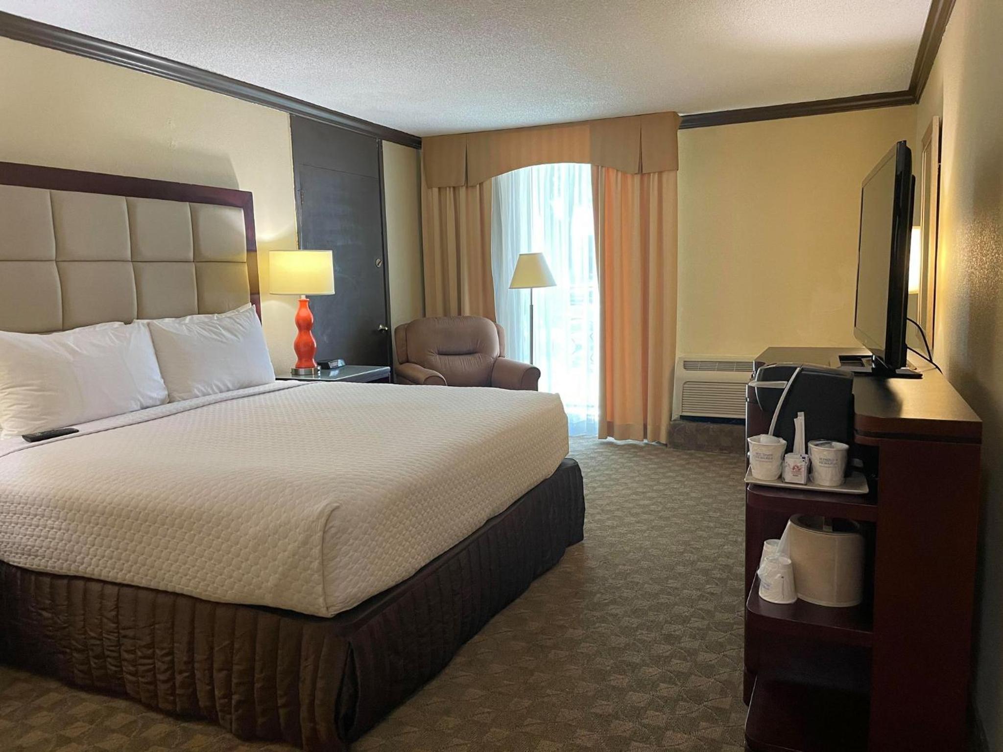 King Room - Non-Smoking - Photo 1