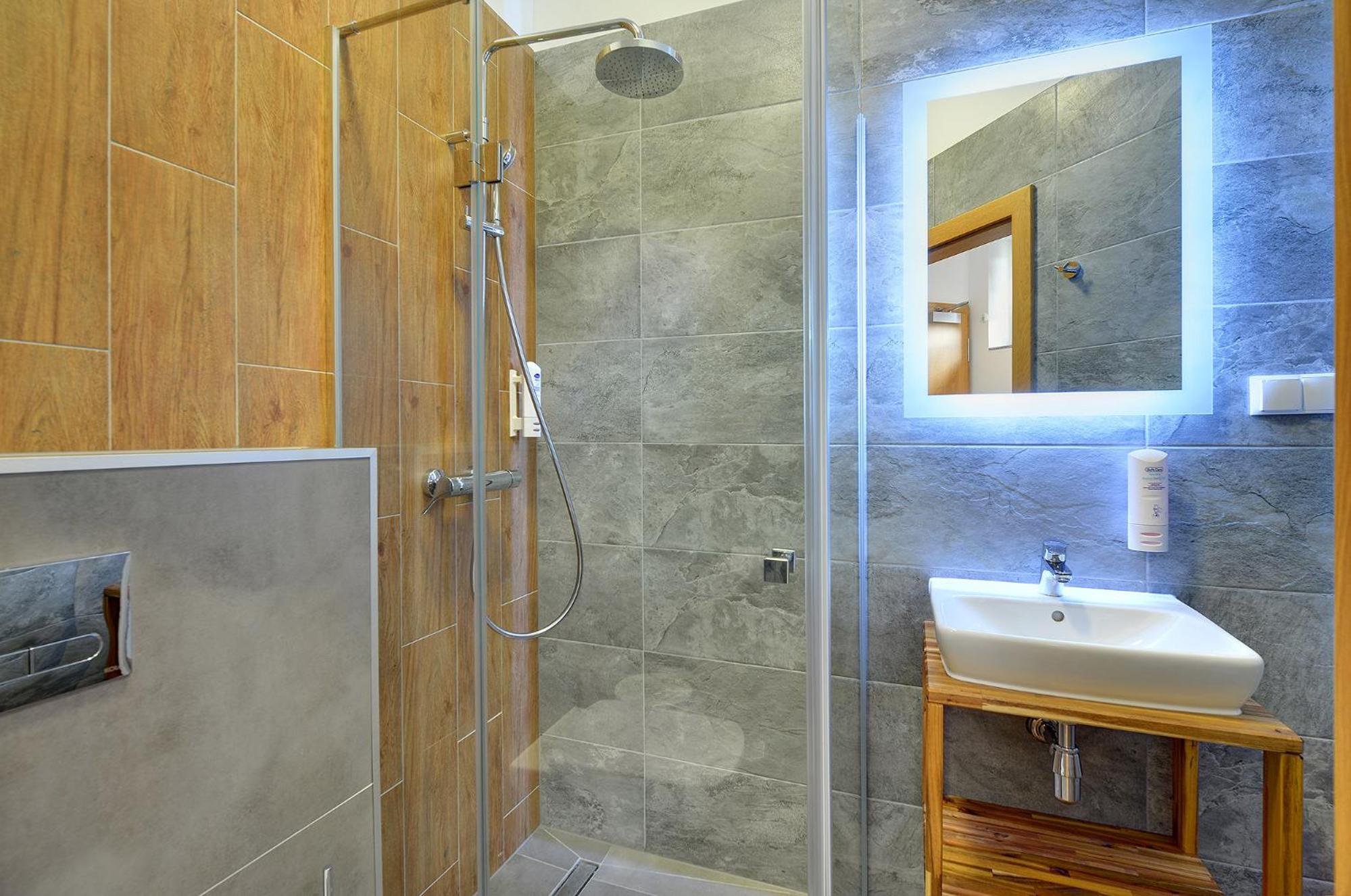 Large Twin Room - Photo 6