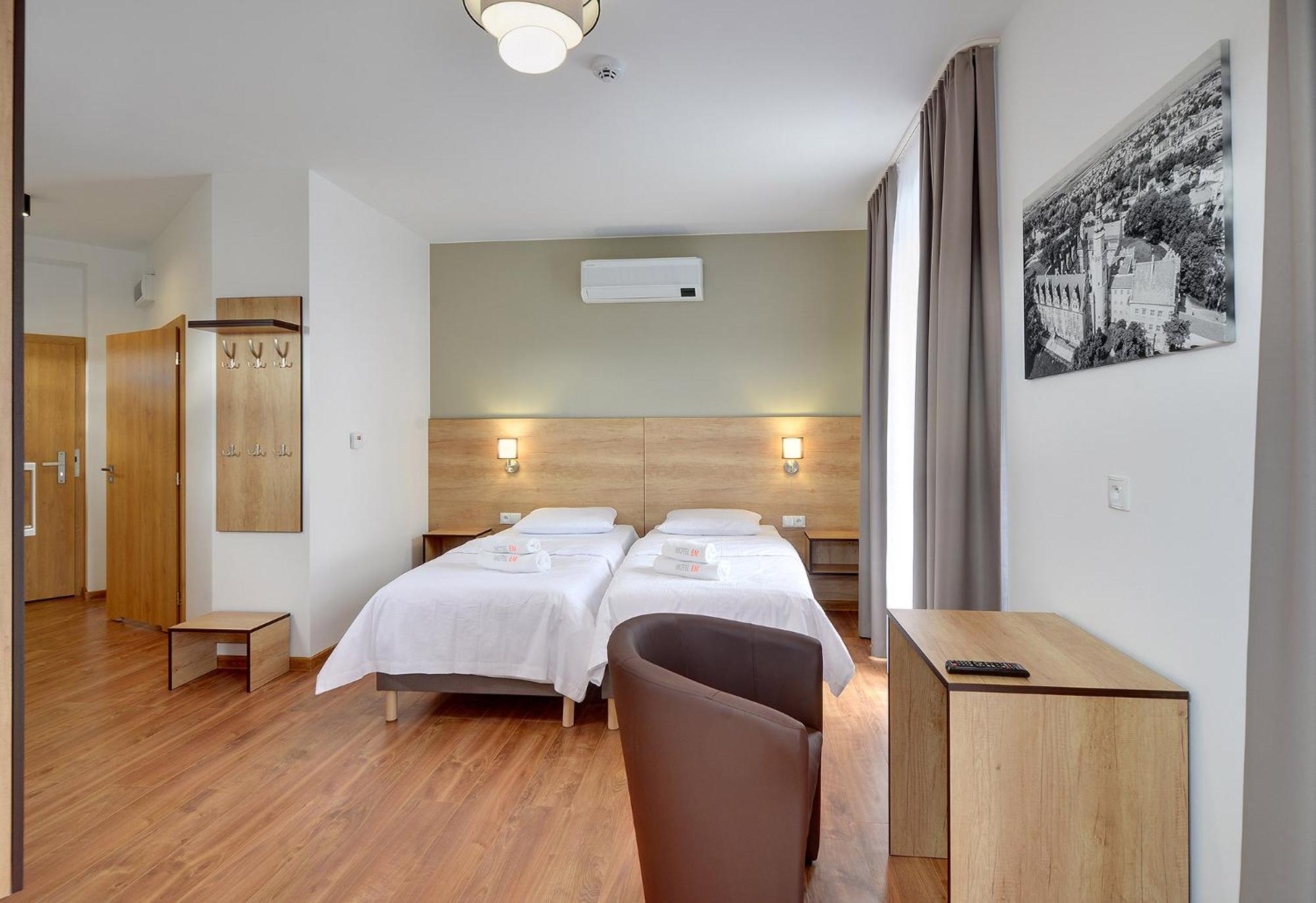Large Twin Room - Photo 2