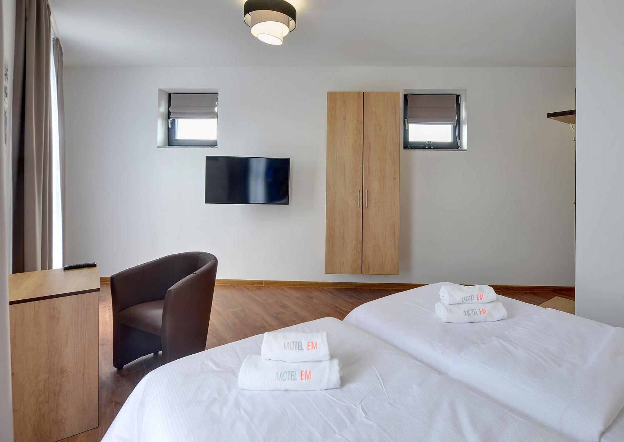 Large Twin Room - Photo 3