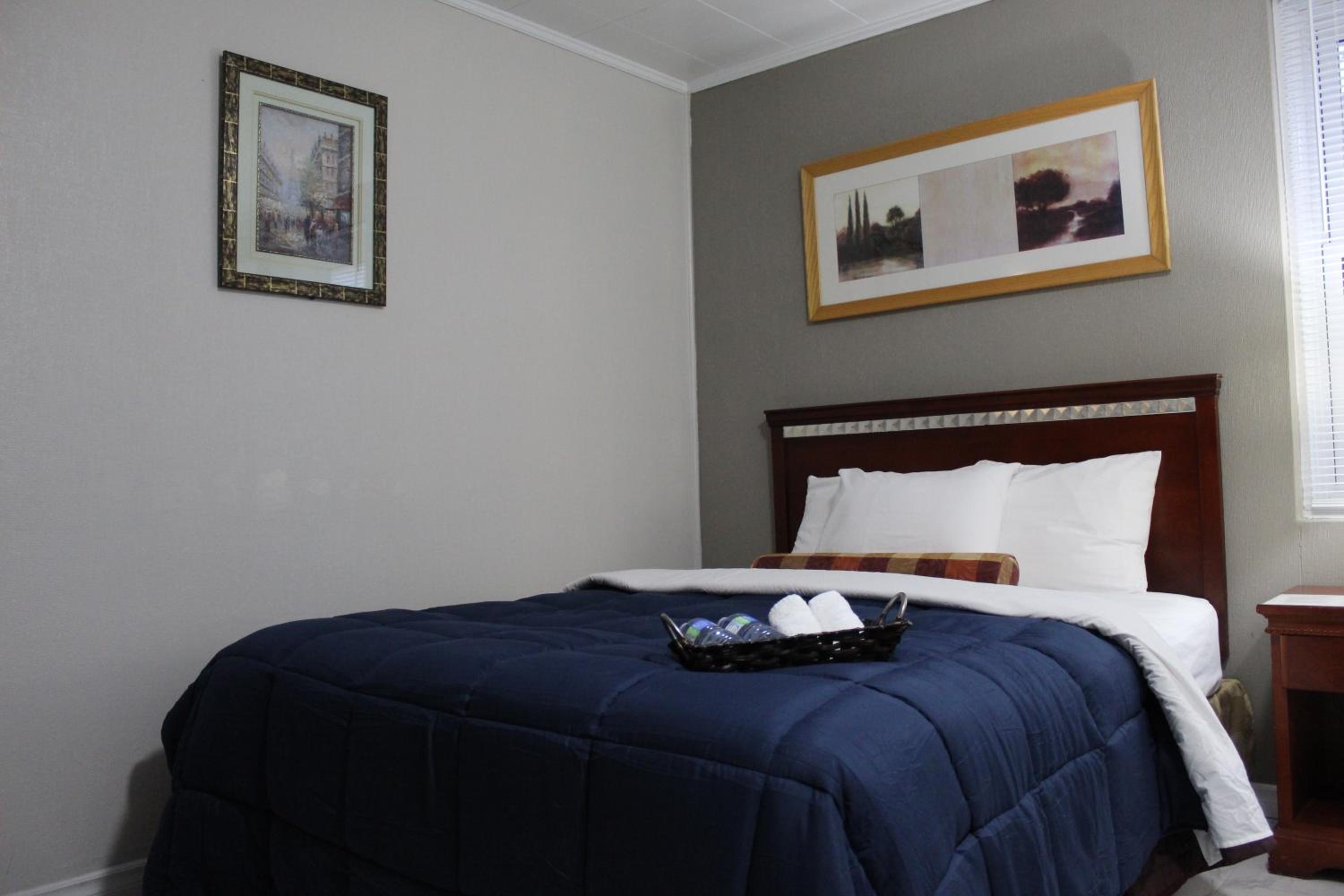 Queen Room photo 2