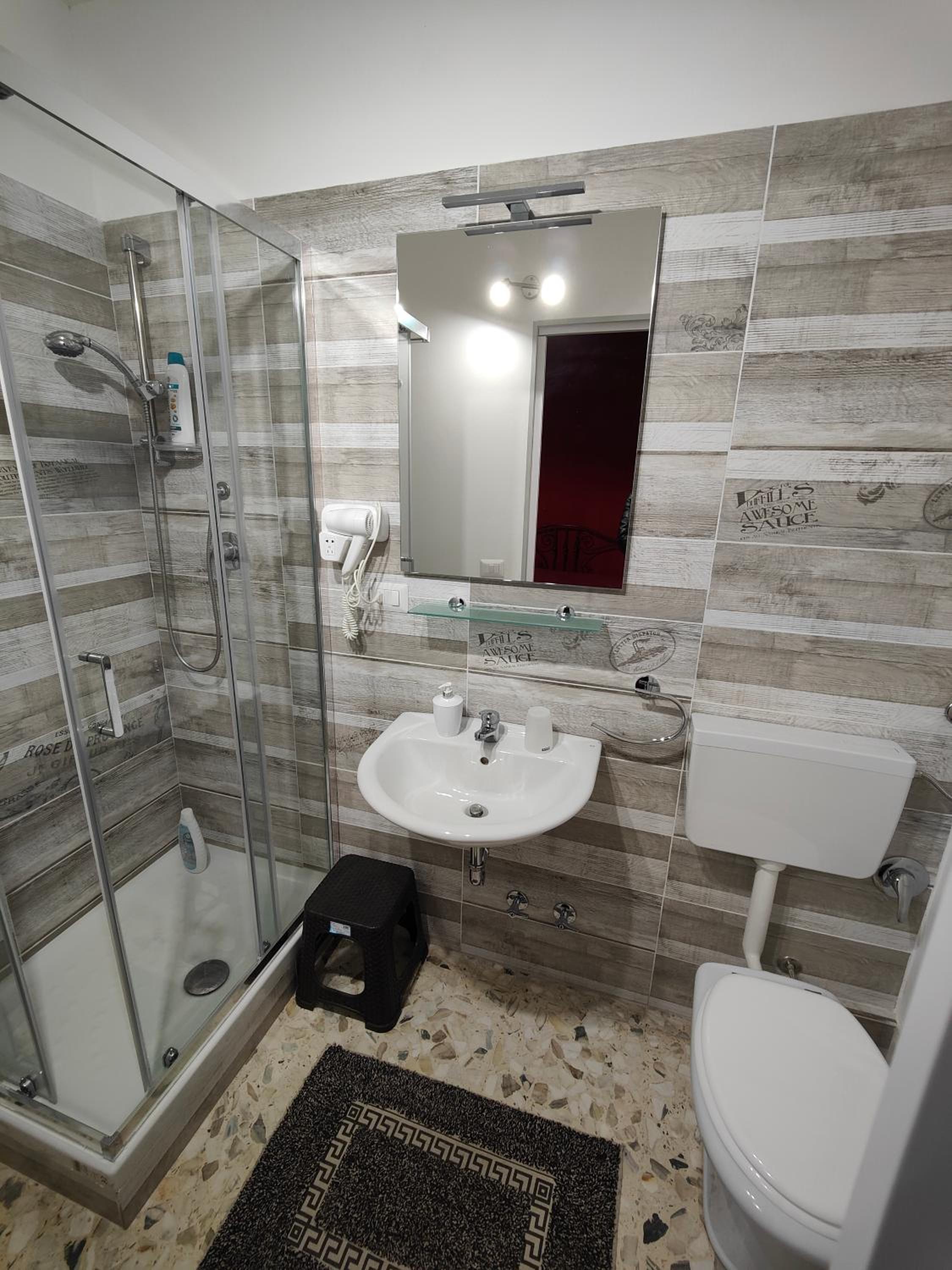 King Room with Balcony - Photo 12